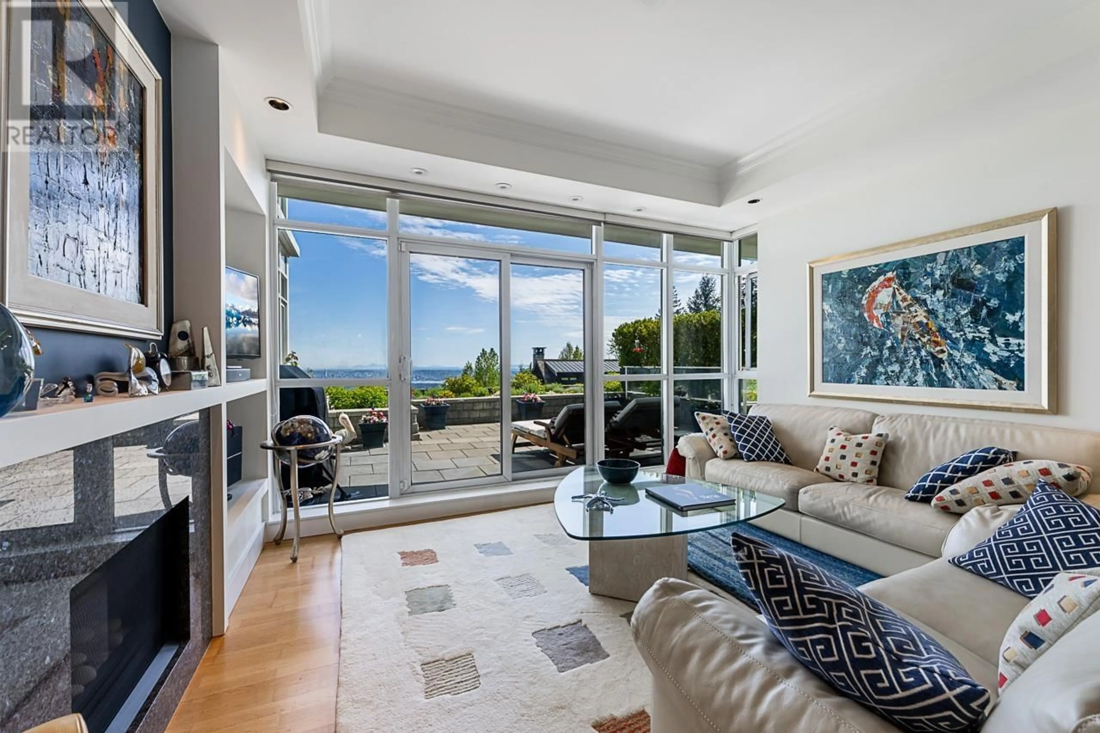 Living room with furniture, unknown for 103 - 2210 CHIPPENDALE ROAD, West Vancouver British Columbia V7S3J4