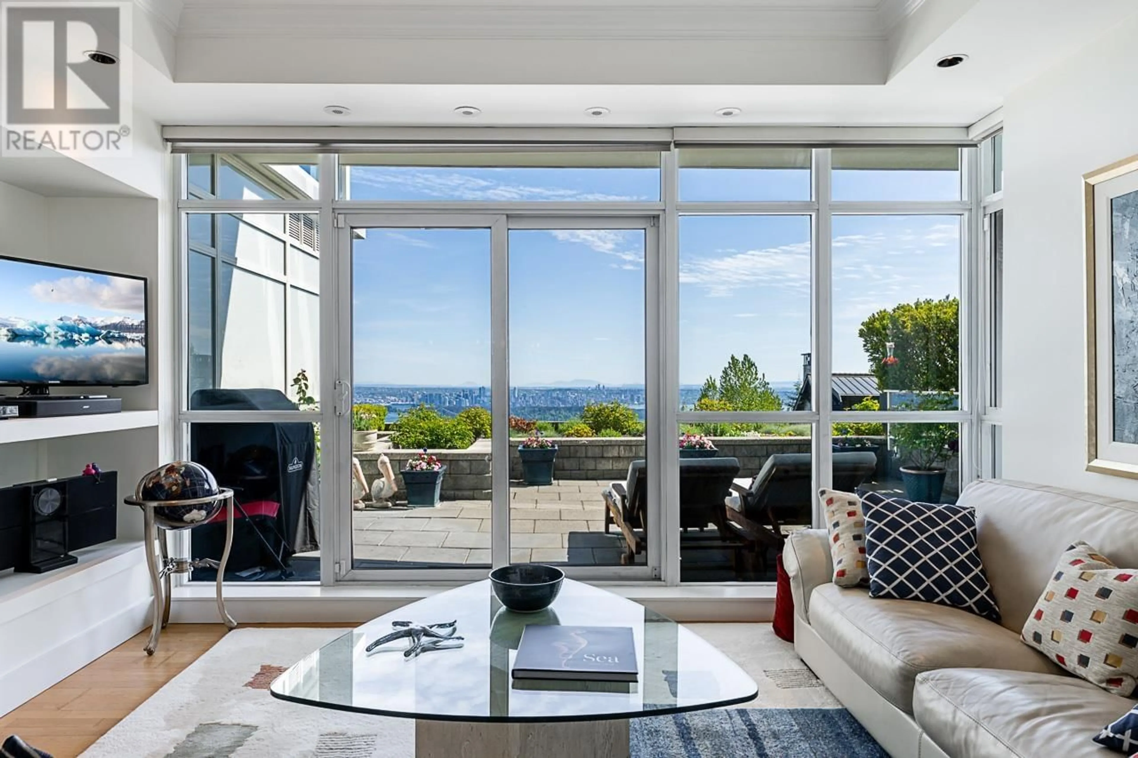 Living room with furniture, unknown for 103 - 2210 CHIPPENDALE ROAD, West Vancouver British Columbia V7S3J4