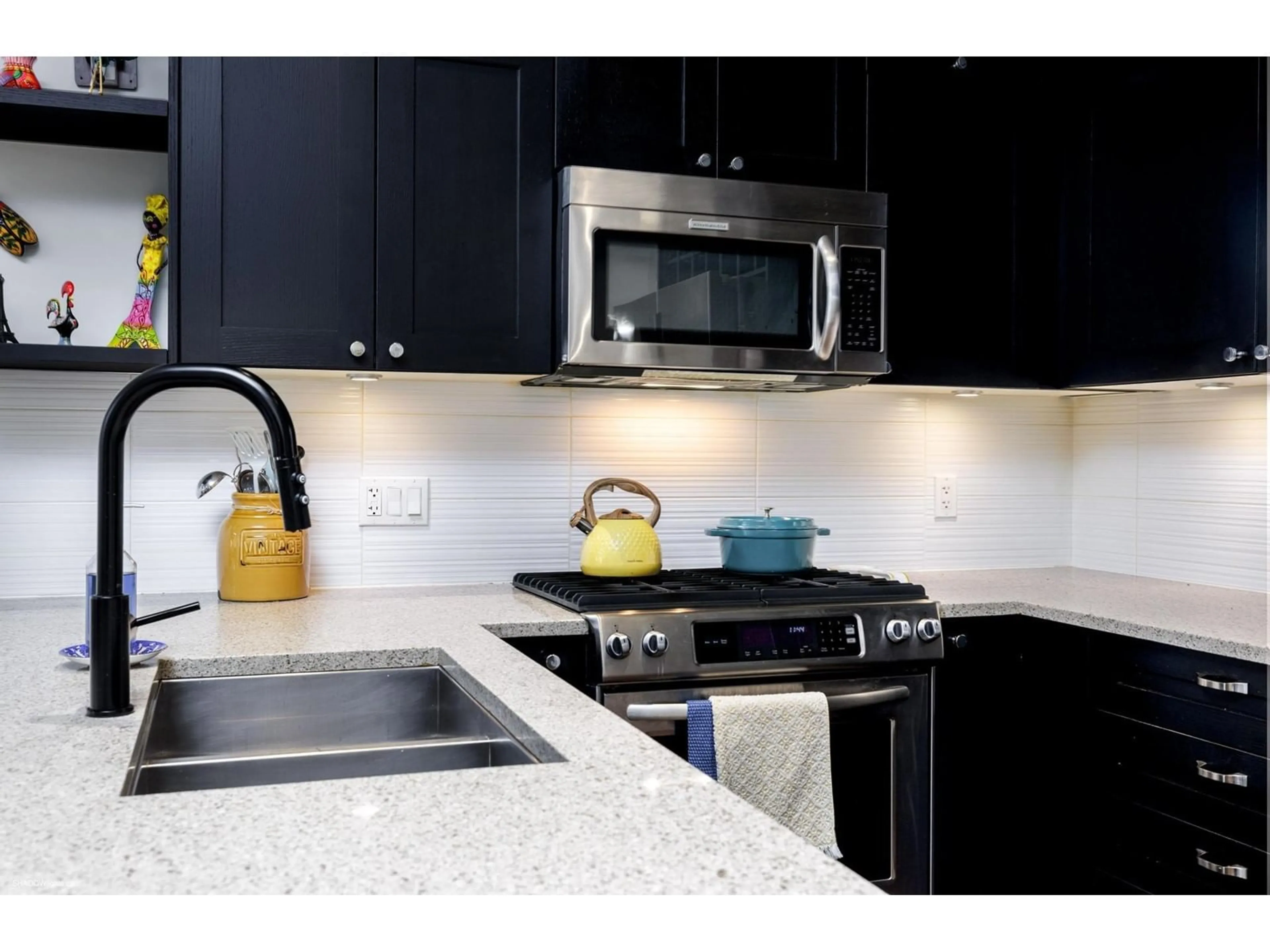 Standard kitchen, ceramic/tile floor for 308 - 15185 36, Surrey British Columbia V3S4R3