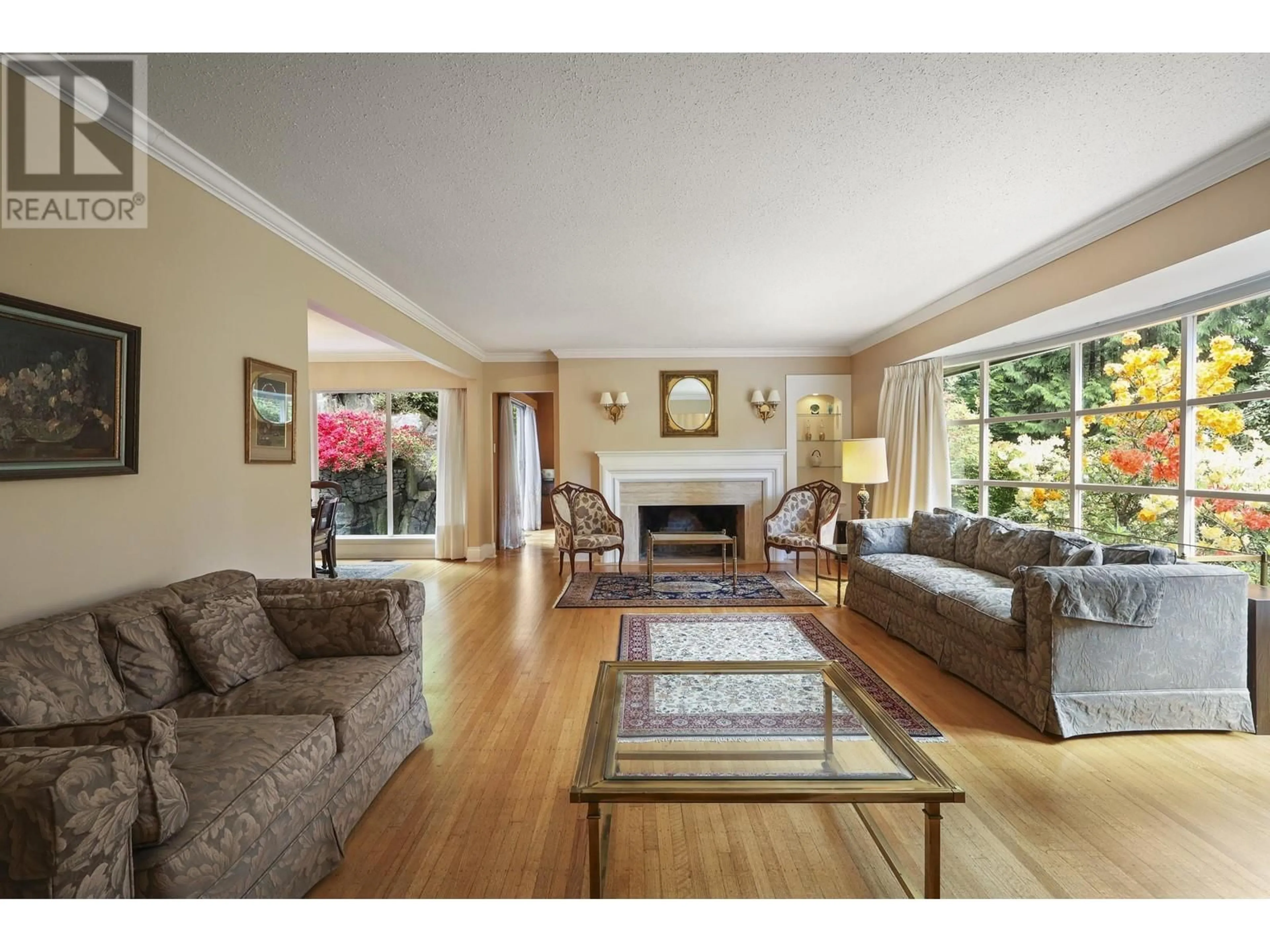Living room with furniture, wood/laminate floor for 475 SOUTHBOROUGH DRIVE, West Vancouver British Columbia V7S1M4