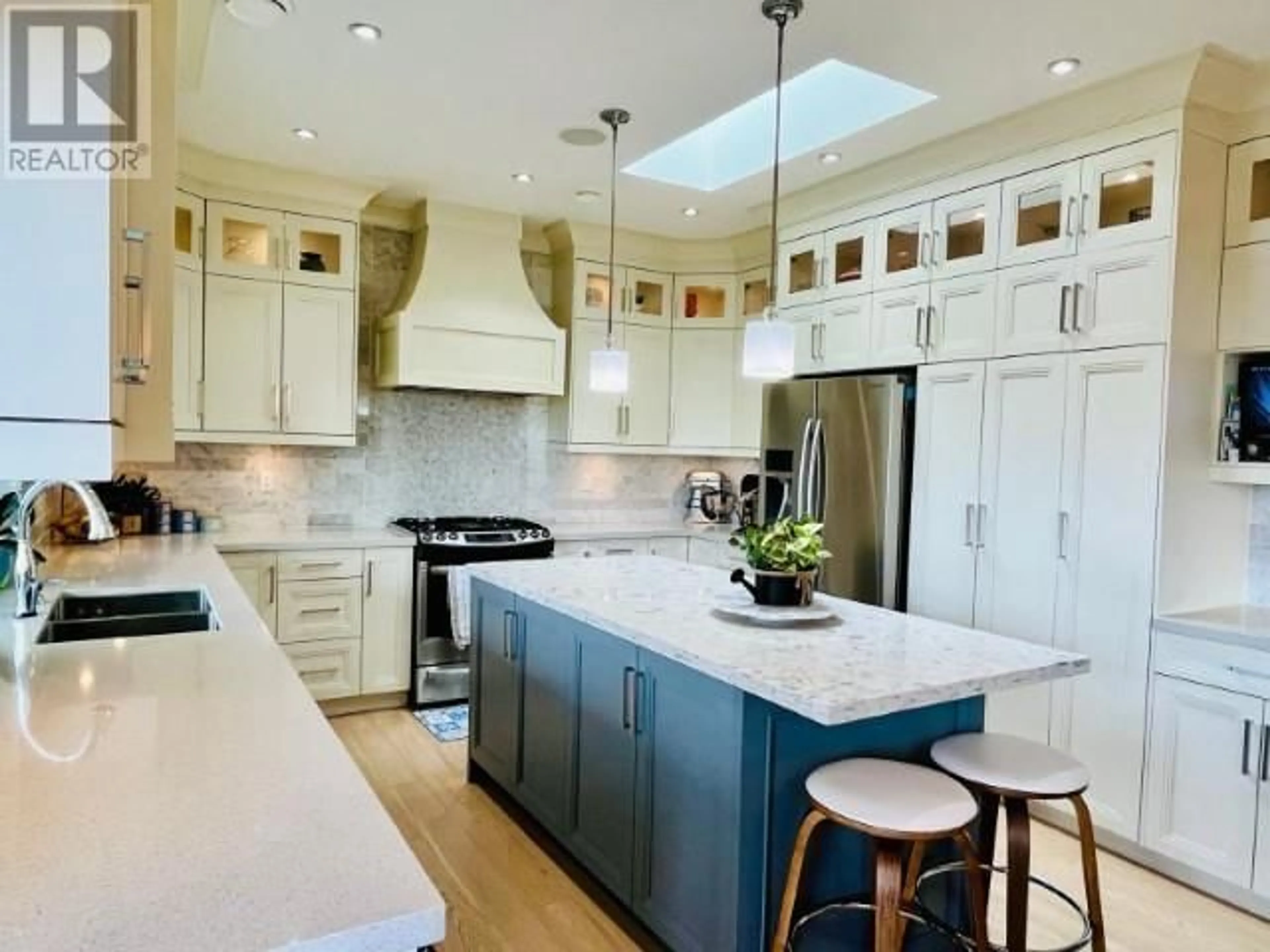 Contemporary kitchen, unknown for 7776 14TH AVENUE, Burnaby British Columbia V3N2A9