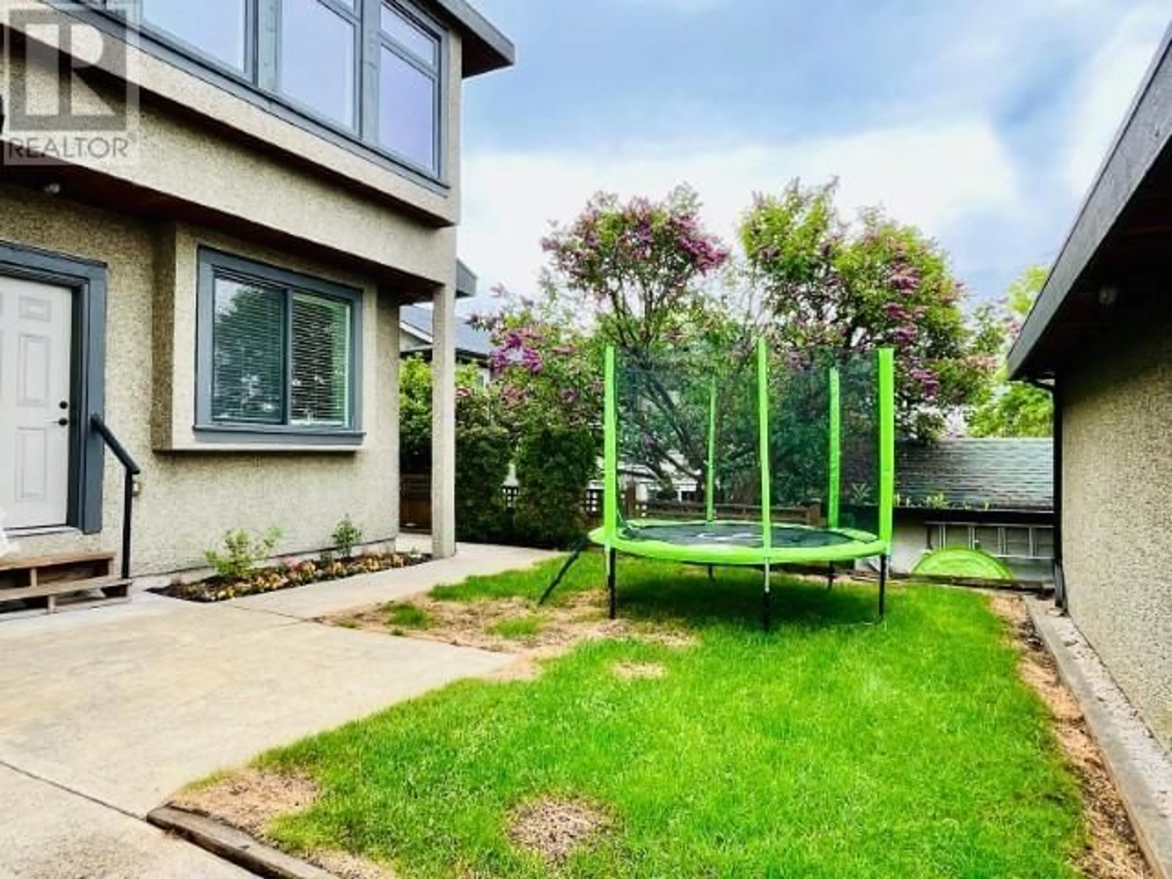 Patio, unknown for 7776 14TH AVENUE, Burnaby British Columbia V3N2A9