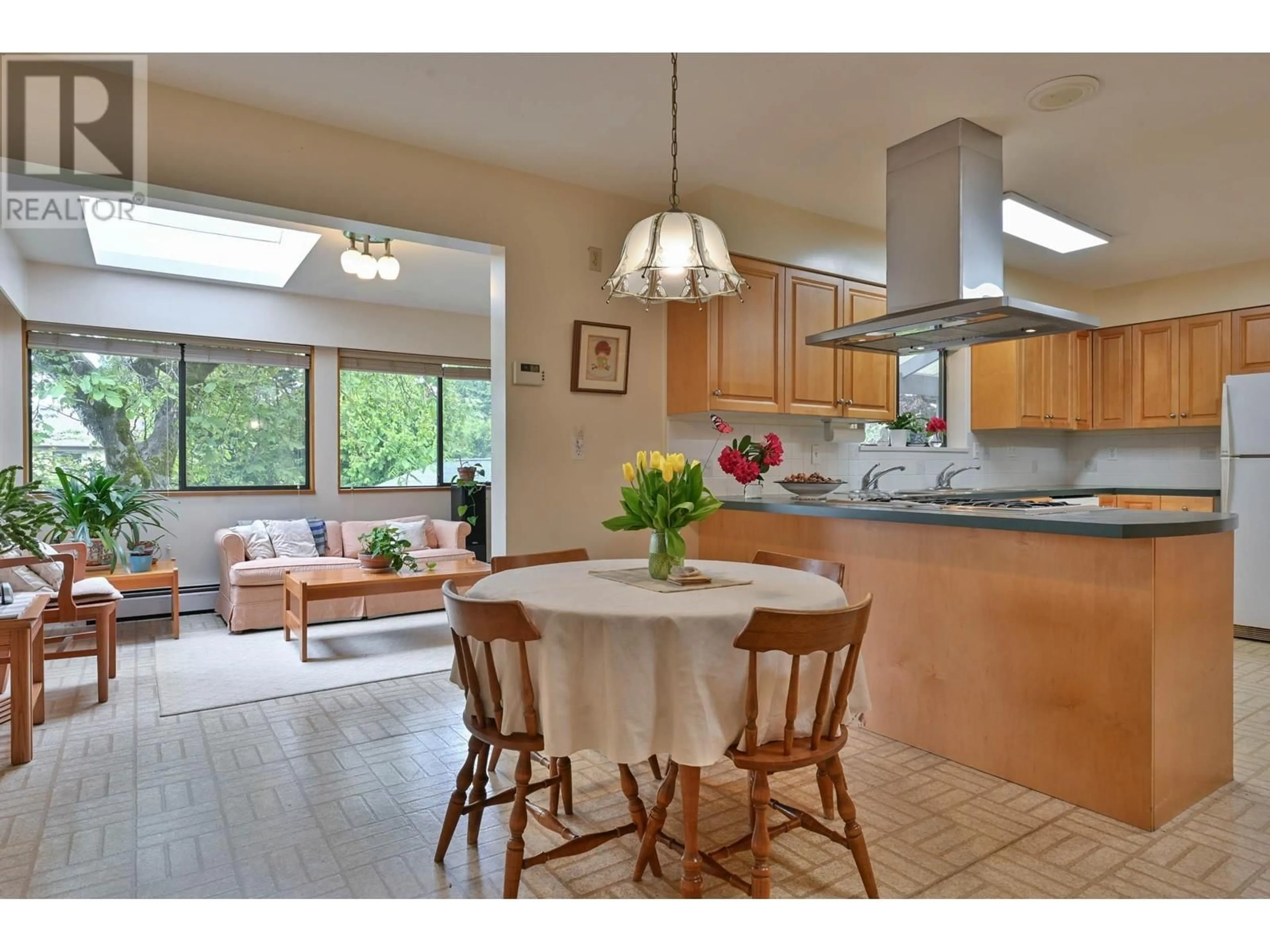 Open concept kitchen, ceramic/tile floor for 4315 FITZGERALD AVENUE, Burnaby British Columbia V5G4H8