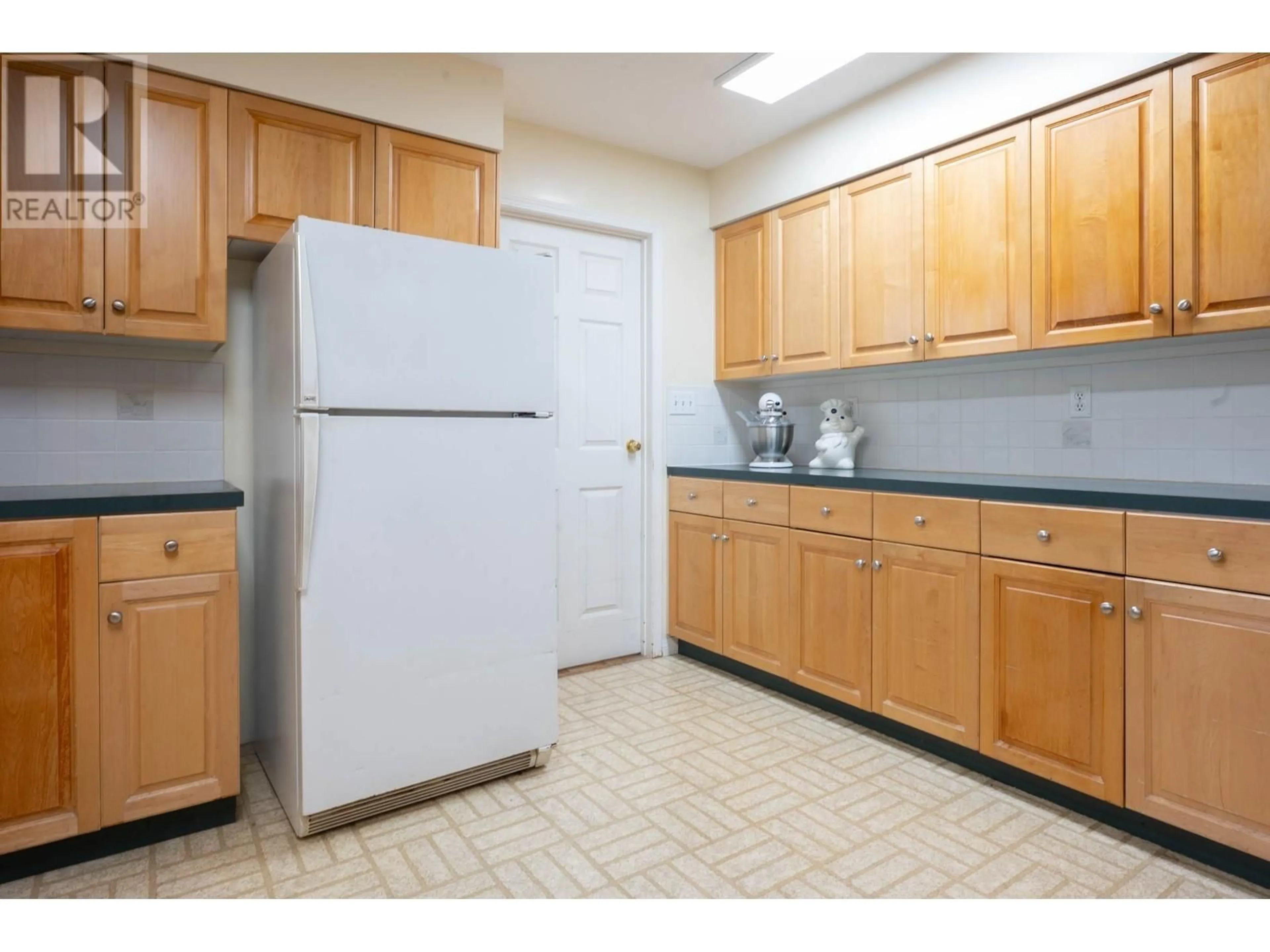 Standard kitchen, unknown for 4315 FITZGERALD AVENUE, Burnaby British Columbia V5G4H8