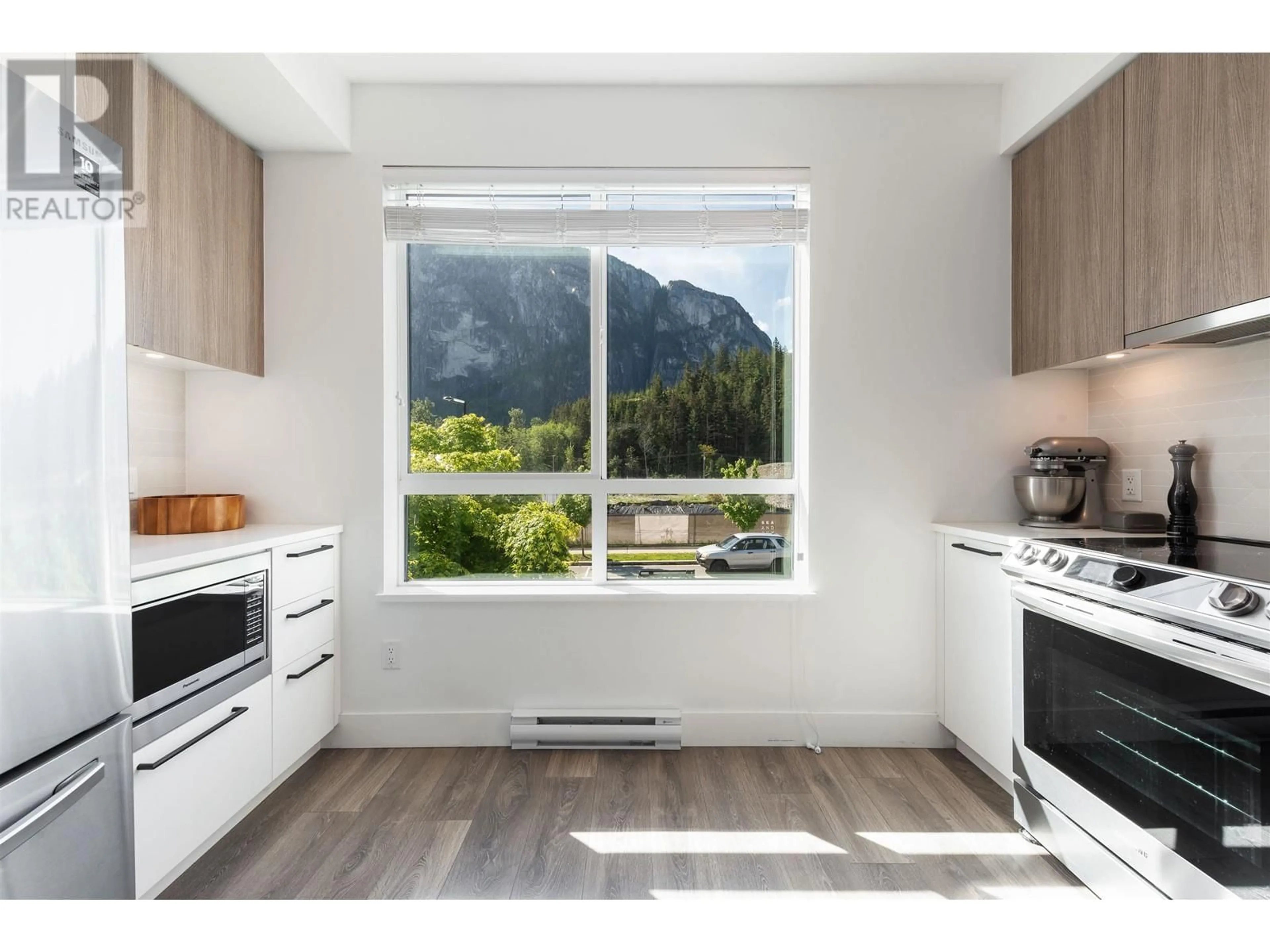 Open concept kitchen, wood/laminate floor for 1324 HALYARD PLACE, Squamish British Columbia V8B2A1