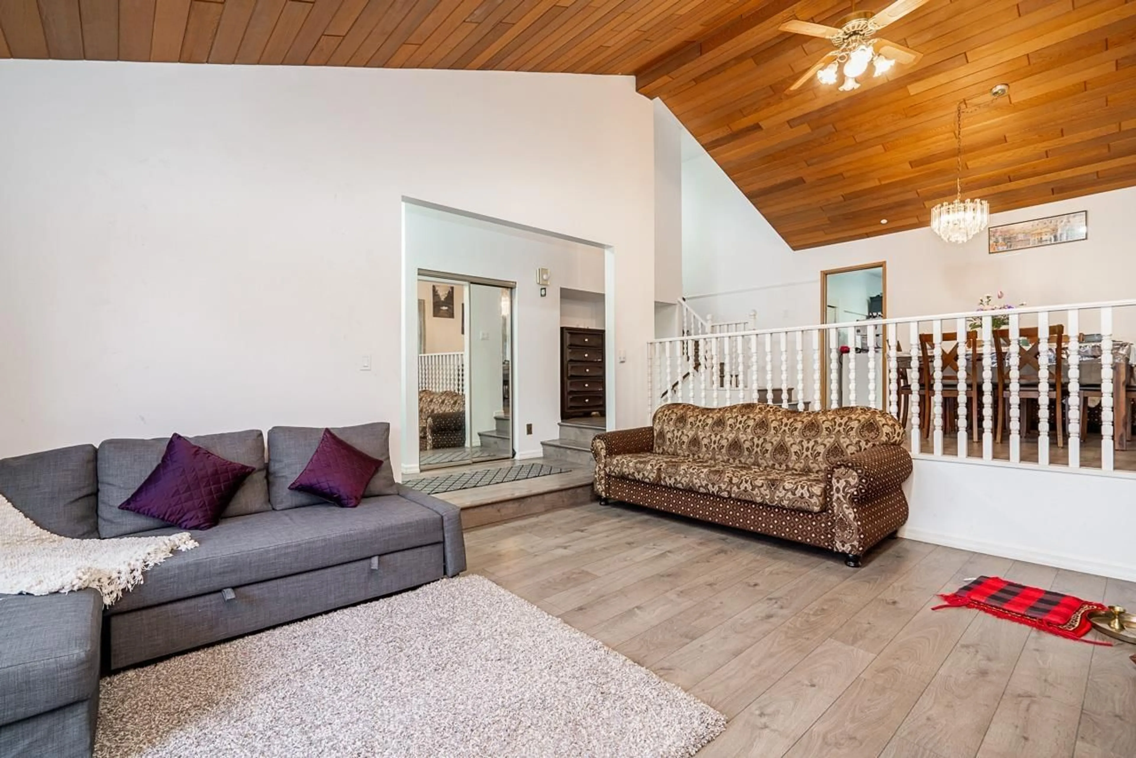 Living room with furniture, wood/laminate floor for 15672 99B, Surrey British Columbia V4N2W3
