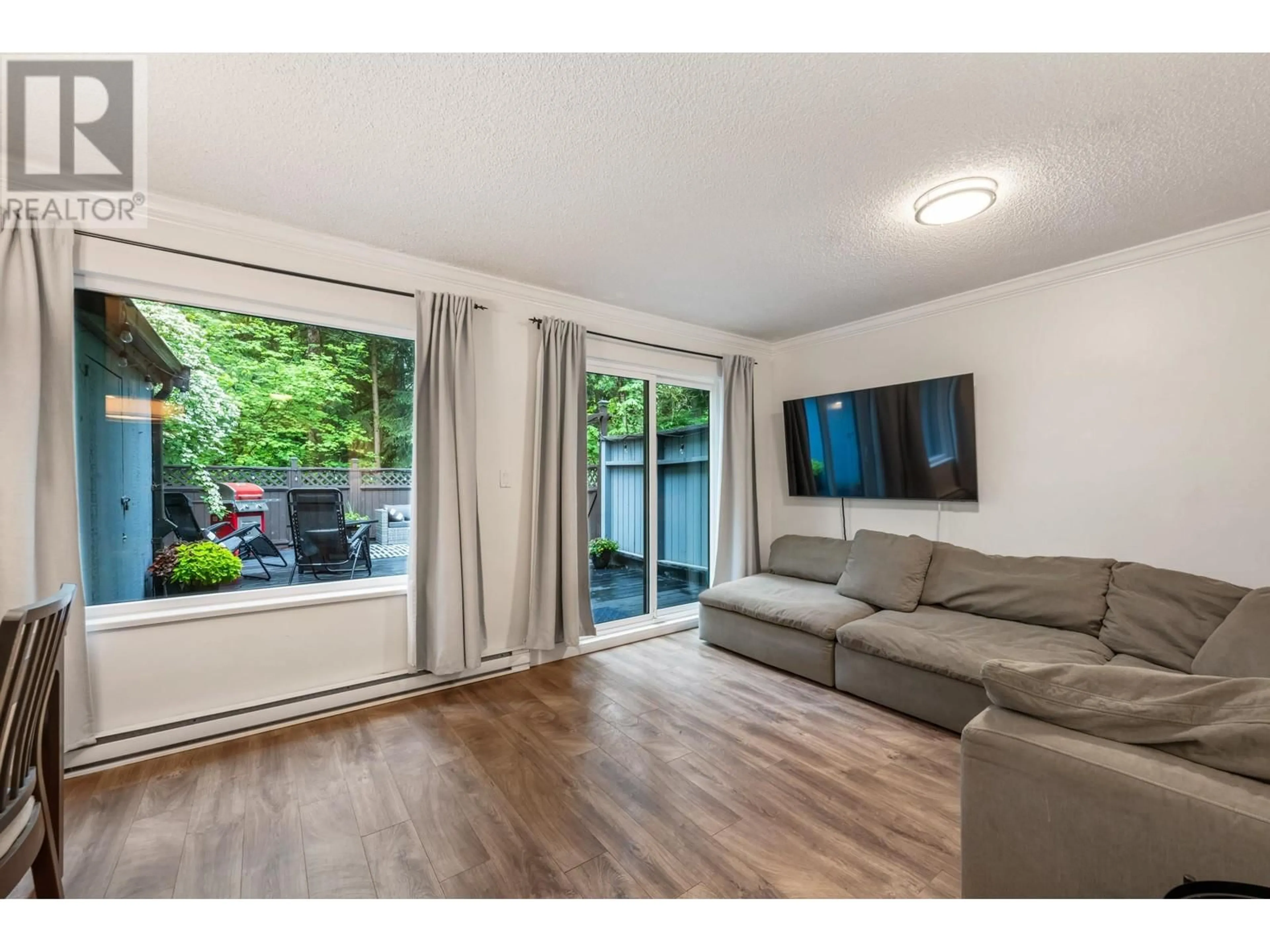 Living room with furniture, wood/laminate floor for 829 ALEXANDER BAY, Port Moody British Columbia V3H3R7