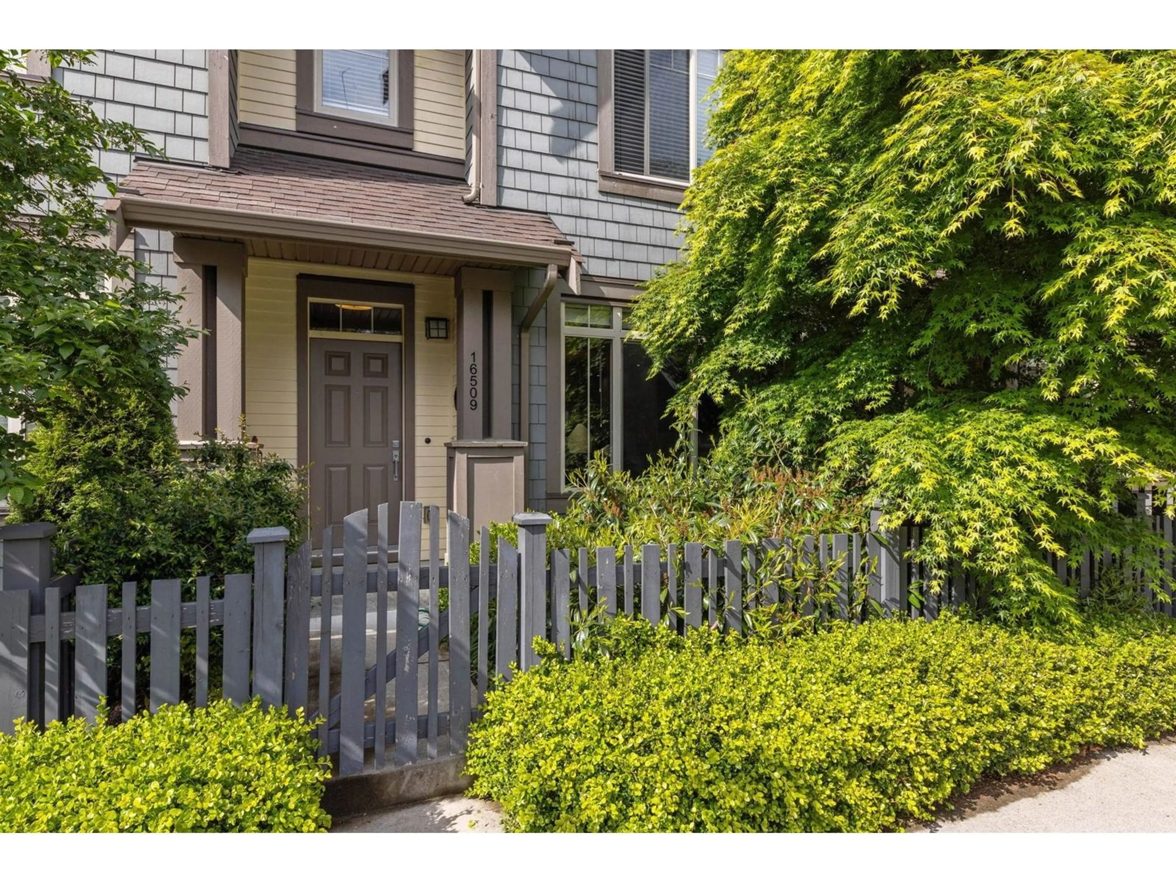 Indoor entryway for 16509 24A, Surrey British Columbia V3Z0M8