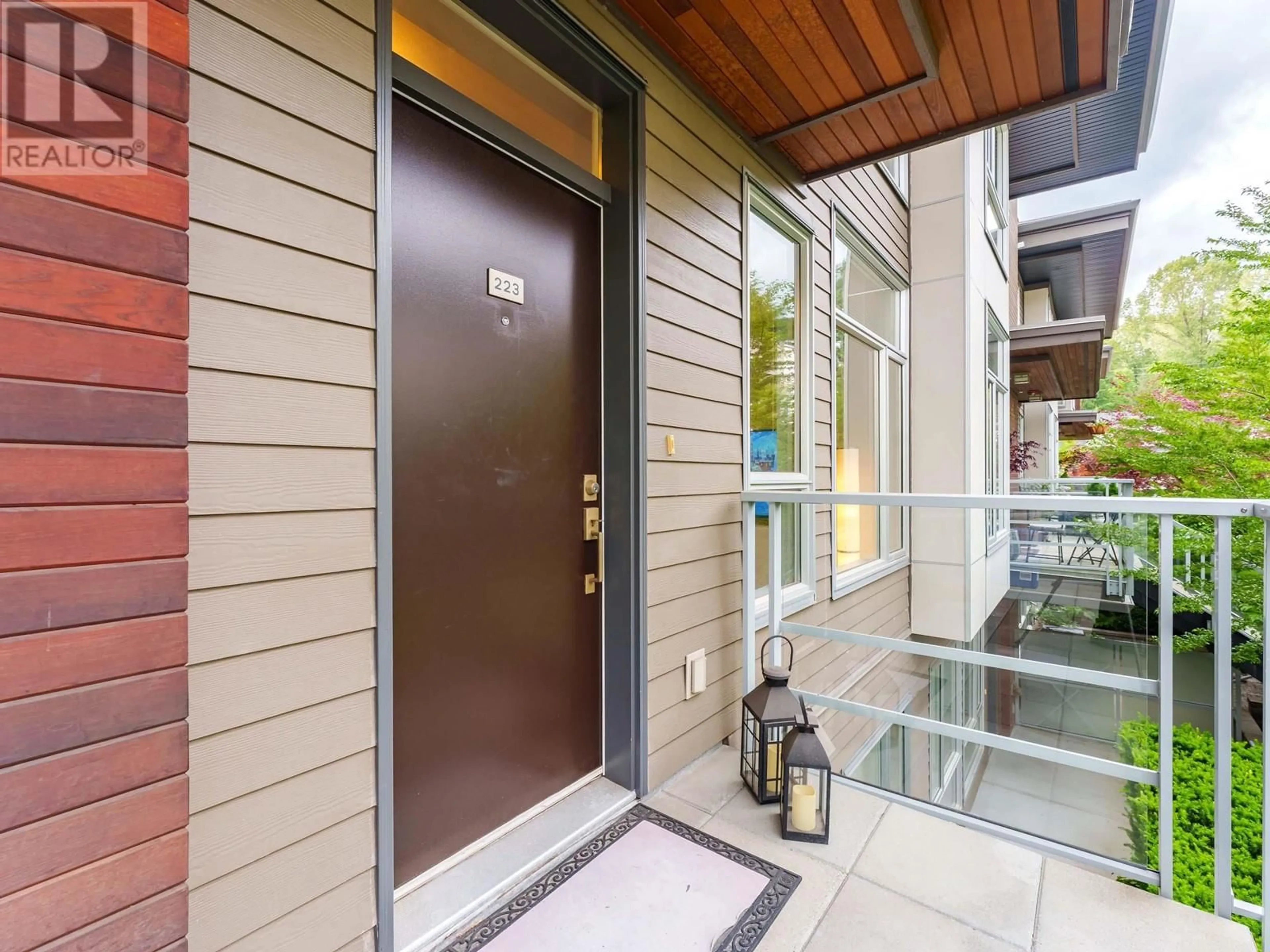Indoor entryway for 223 - 735 15TH STREET, North Vancouver British Columbia V7M0B8