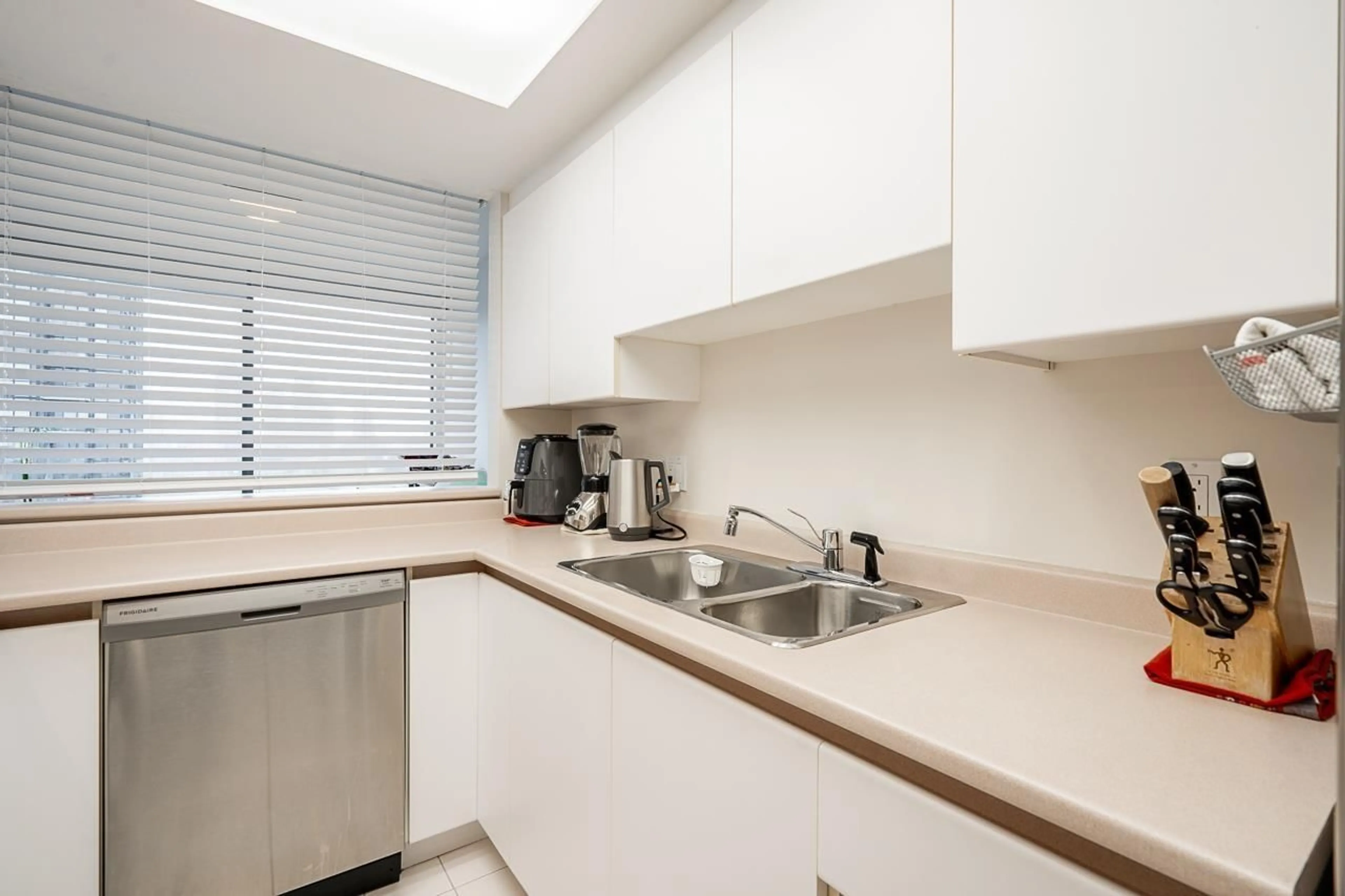 Standard kitchen, unknown for 1401 - 13353 108, Surrey British Columbia V3T5T5
