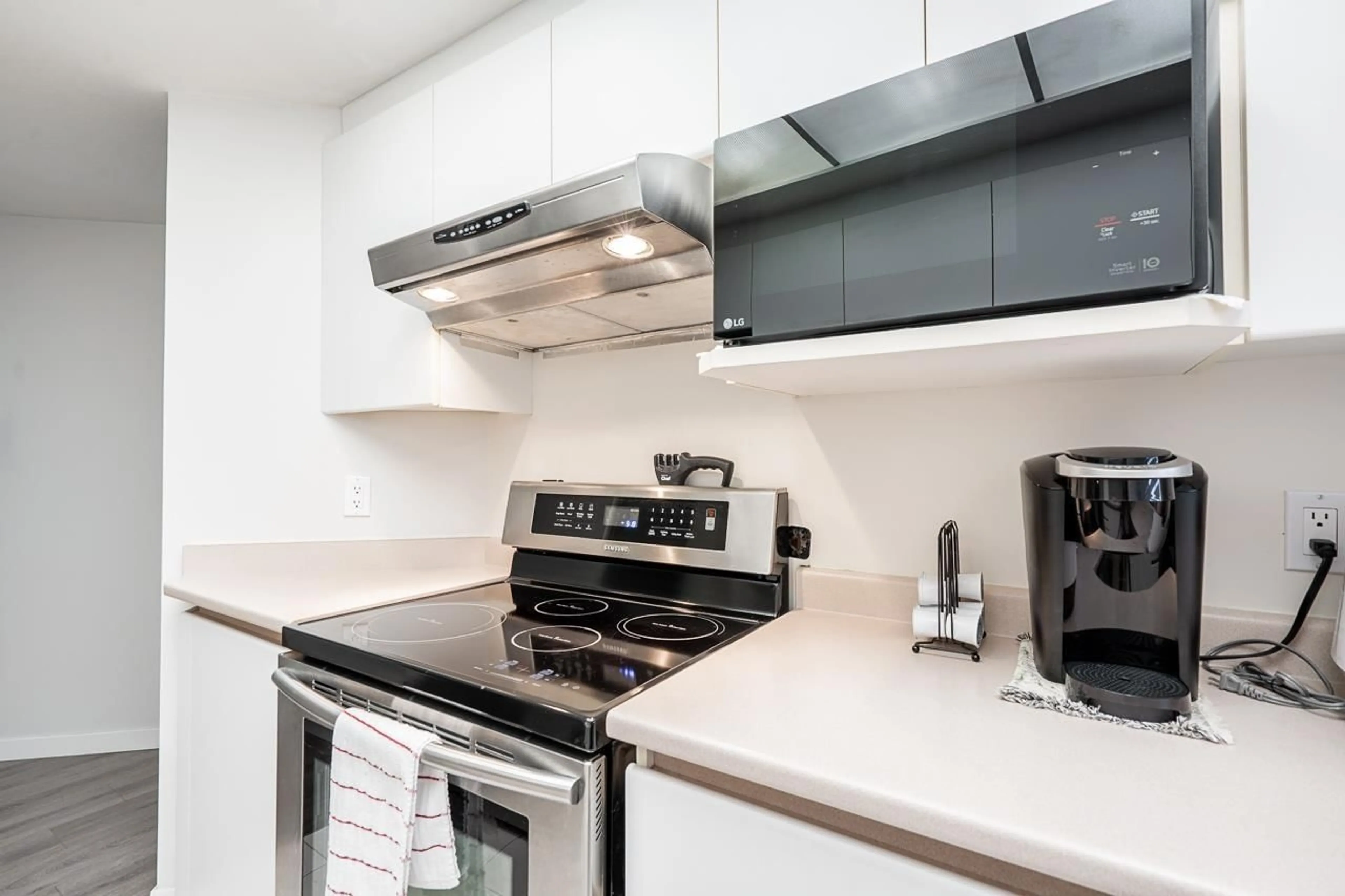 Standard kitchen, unknown for 1401 - 13353 108, Surrey British Columbia V3T5T5