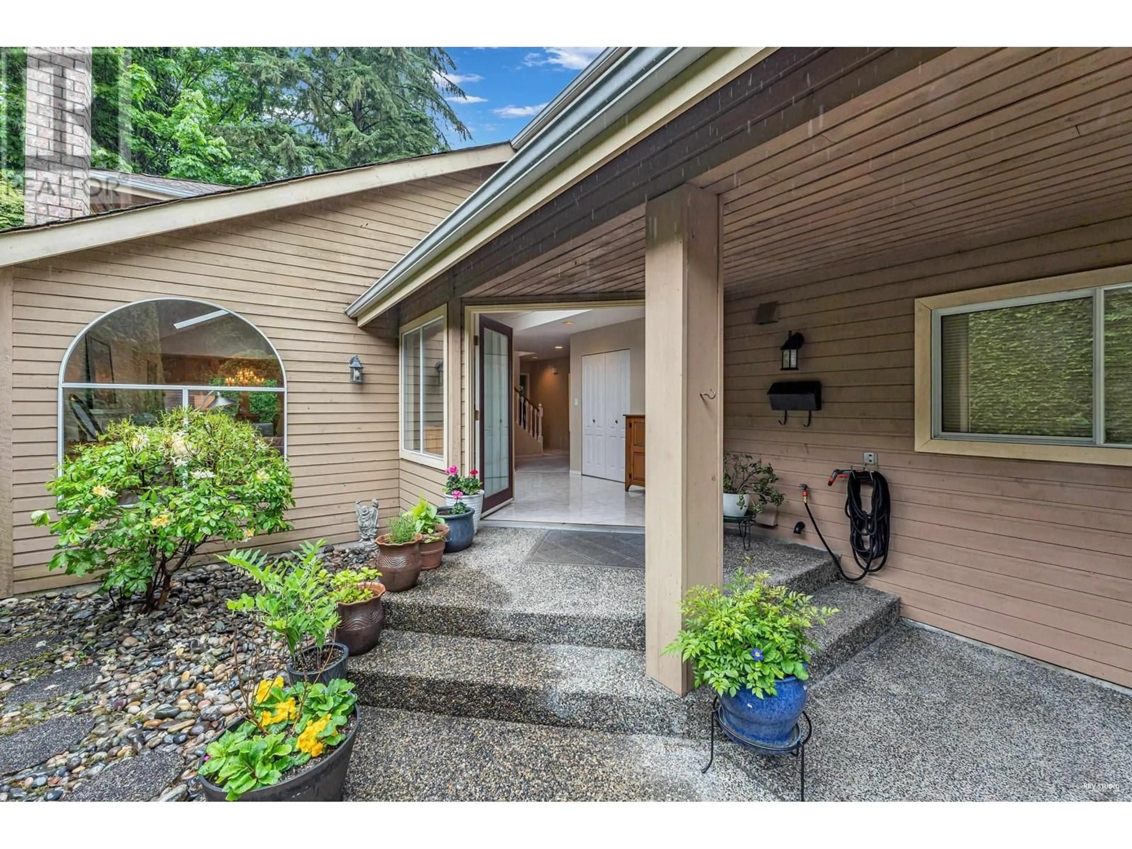 Indoor entryway for 1675 LAWSON AVENUE, West Vancouver British Columbia V7V2C8