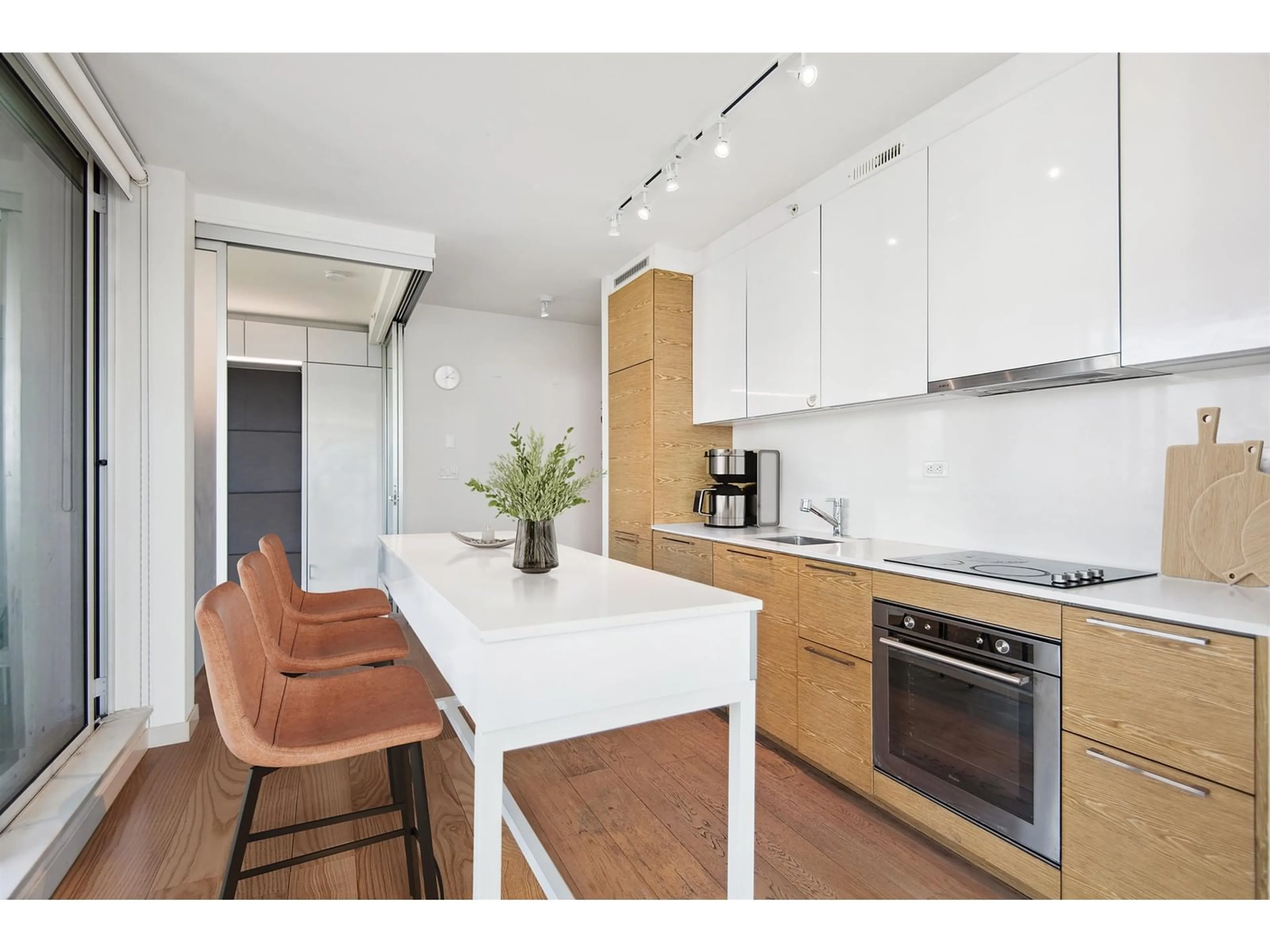 Standard kitchen, wood/laminate floor for 1106 - 13438 CENTRAL, Surrey British Columbia V3T0N2