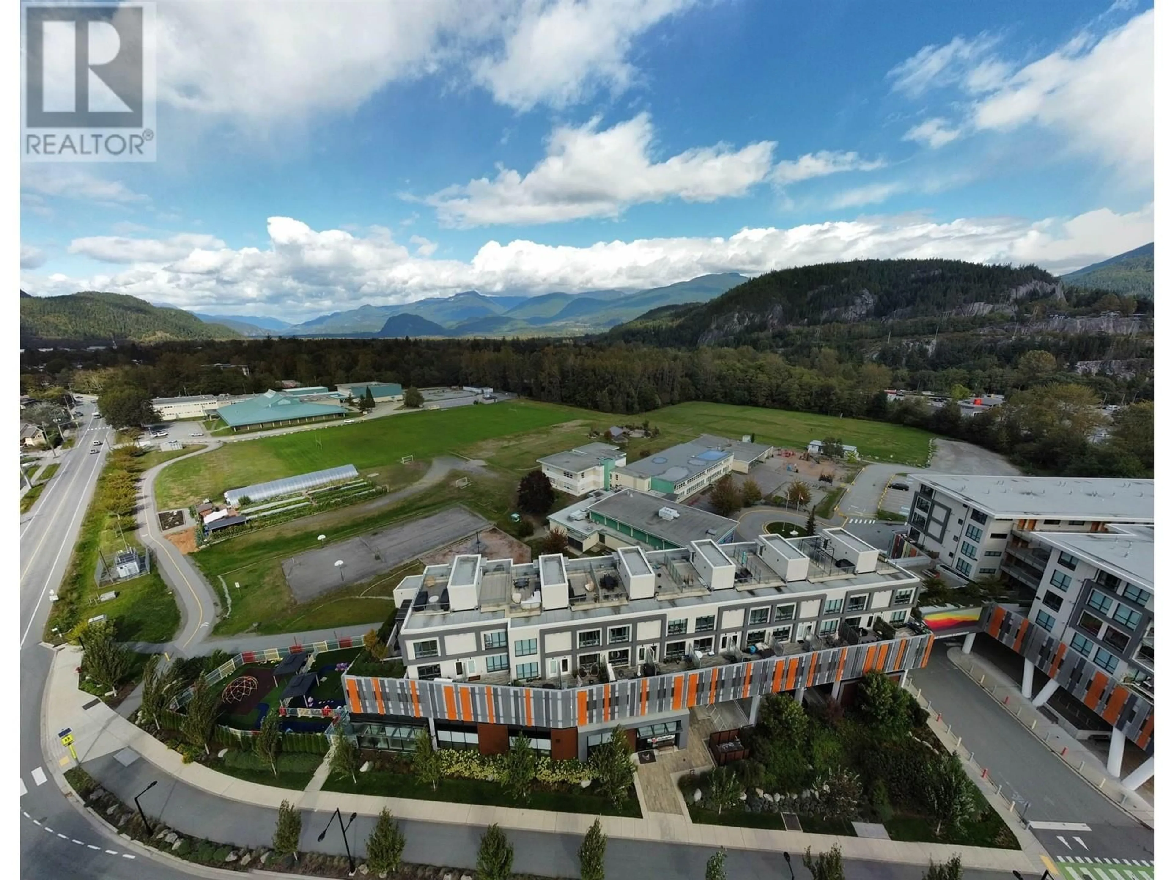 A pic from outside/outdoor area/front of a property/back of a property/a pic from drone, mountain view for 448 - 38362 BUCKLEY AVENUE, Squamish British Columbia V8B0J8