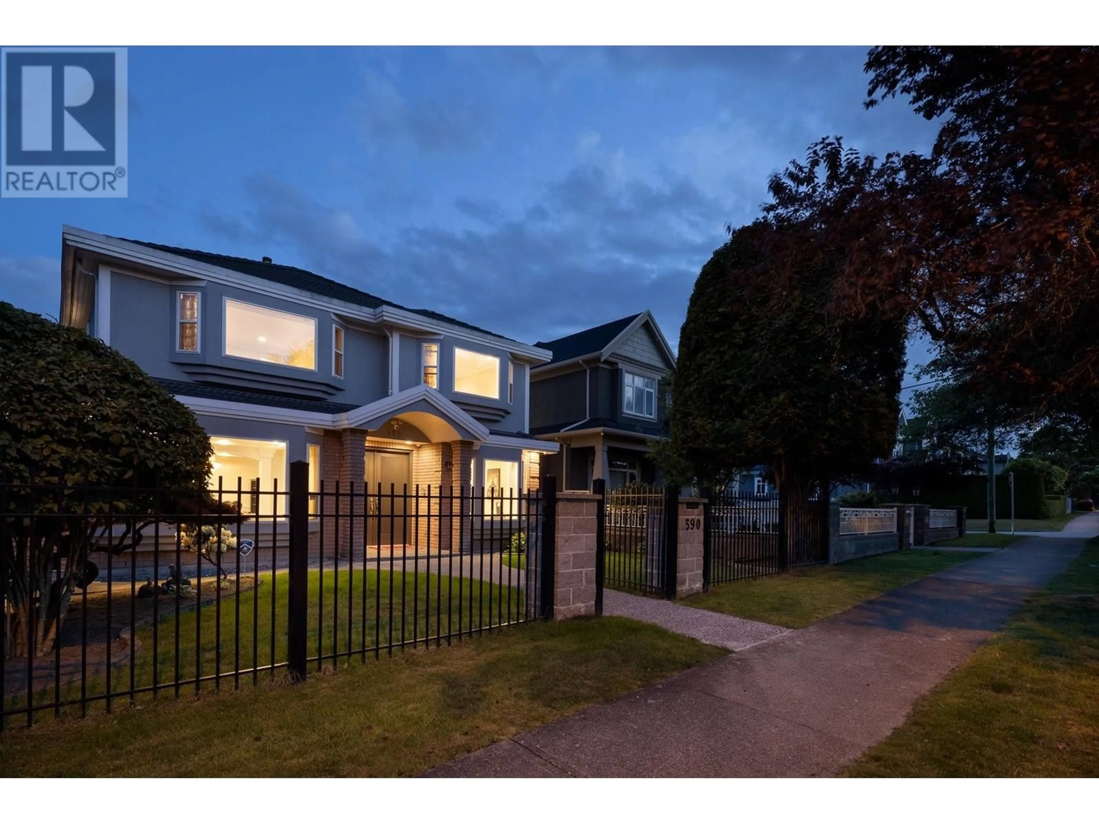 A pic from outside/outdoor area/front of a property/back of a property/a pic from drone, street for 590 63RD AVENUE, Vancouver British Columbia V6P2G8