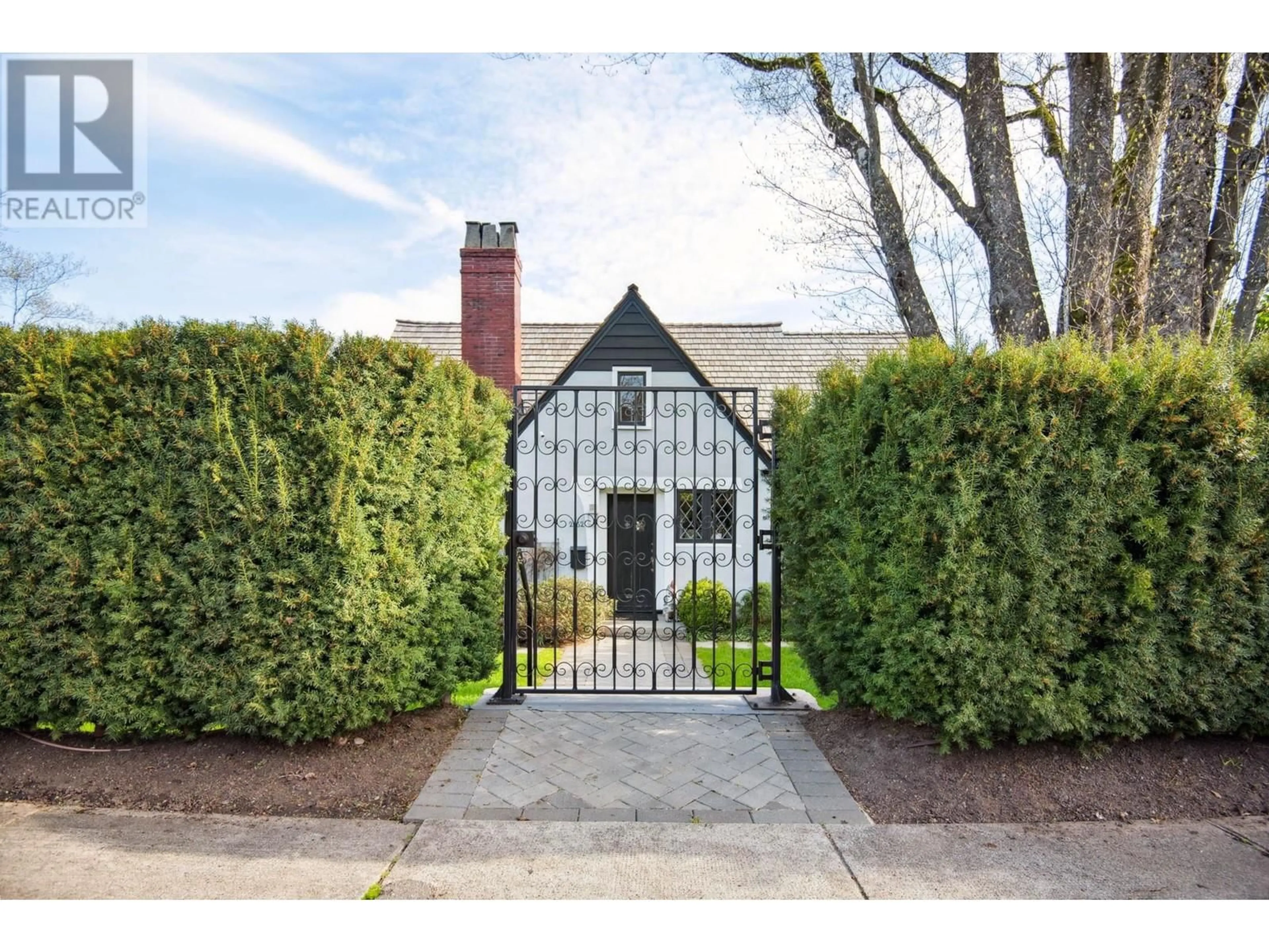 Unknown for 2562 WALLACE CRESCENT, Vancouver British Columbia V6R3V4
