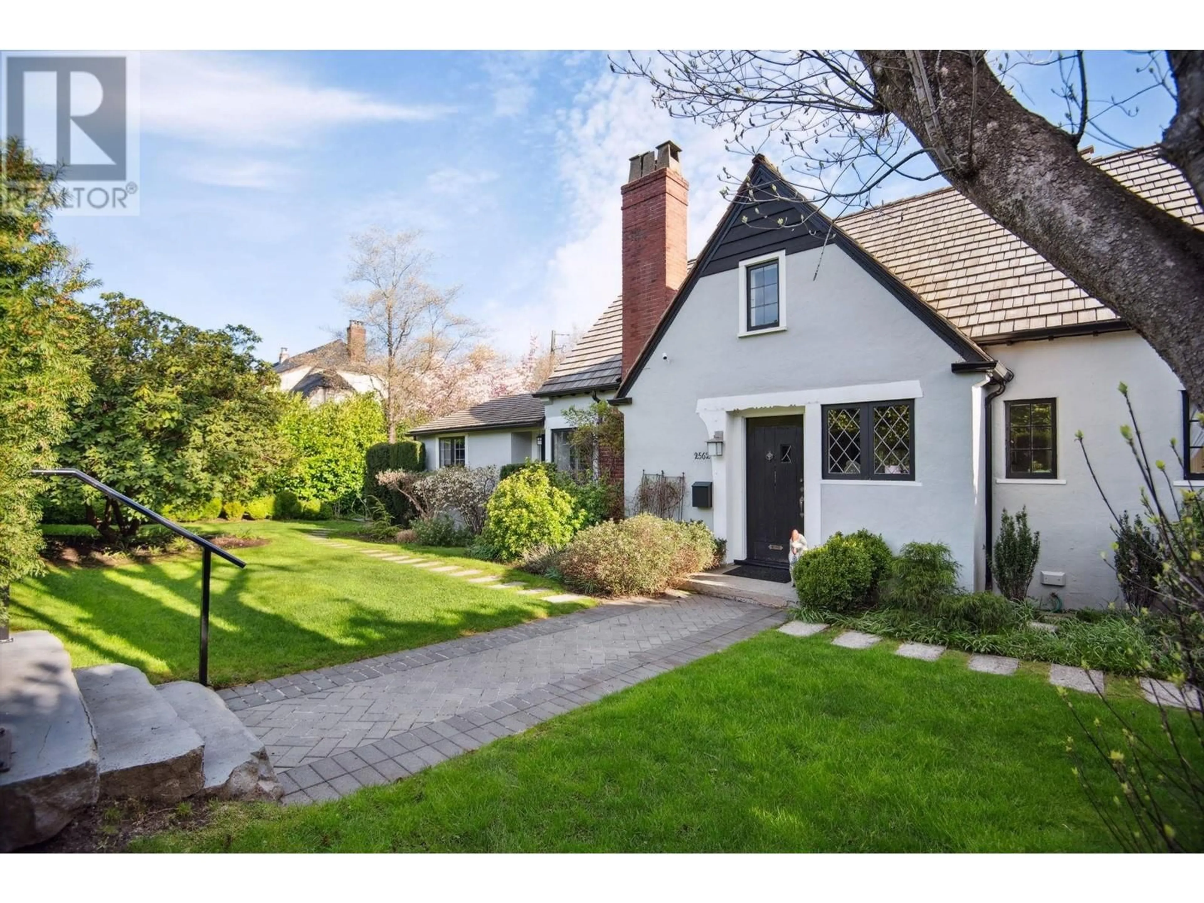 A pic from outside/outdoor area/front of a property/back of a property/a pic from drone, street for 2562 WALLACE CRESCENT, Vancouver British Columbia V6R3V4