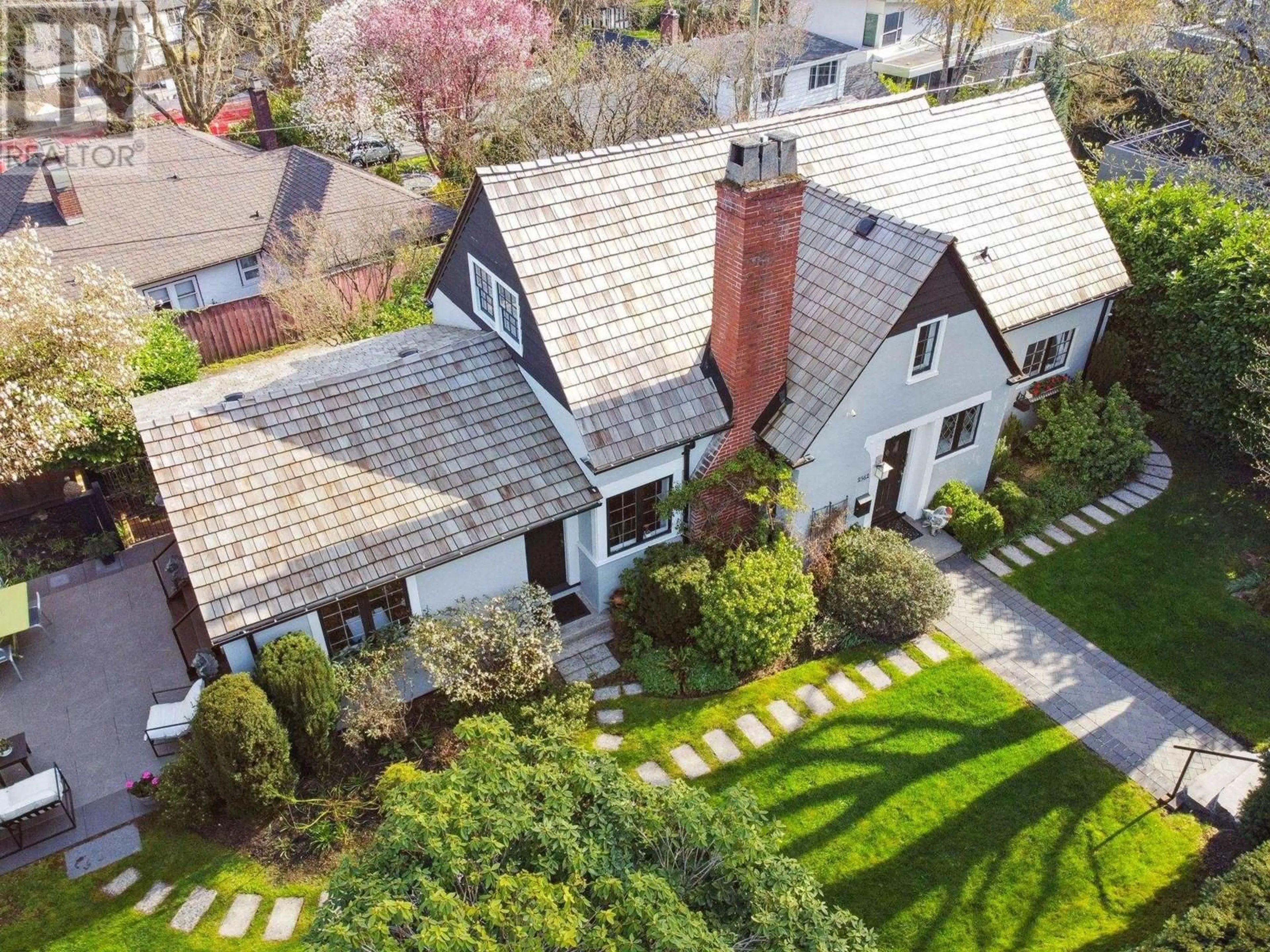 A pic from outside/outdoor area/front of a property/back of a property/a pic from drone, street for 2562 WALLACE CRESCENT, Vancouver British Columbia V6R3V4