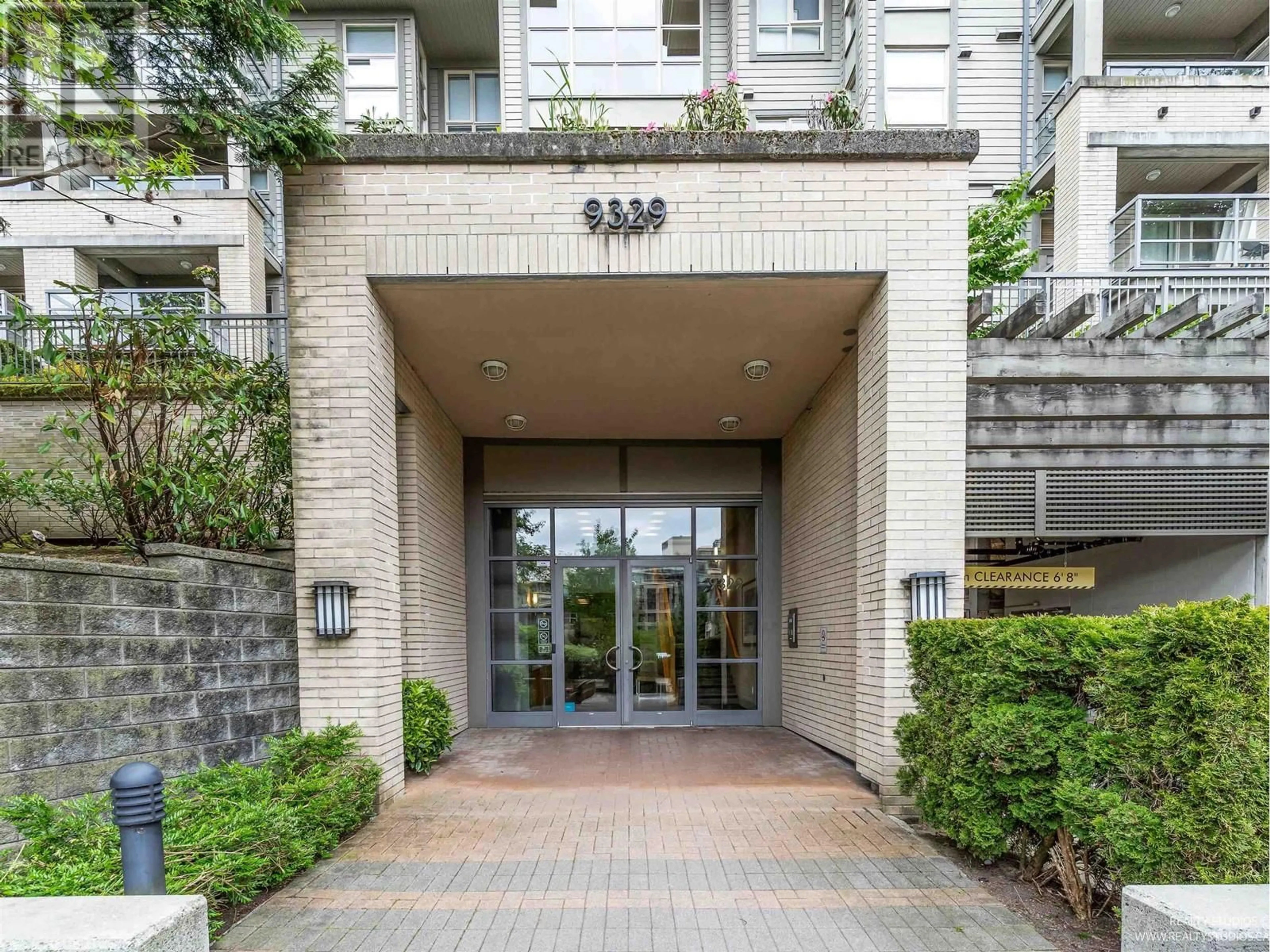 Indoor foyer for 104 - 9329 UNIVERSITY CRESCENT, Burnaby British Columbia V5A4Y4
