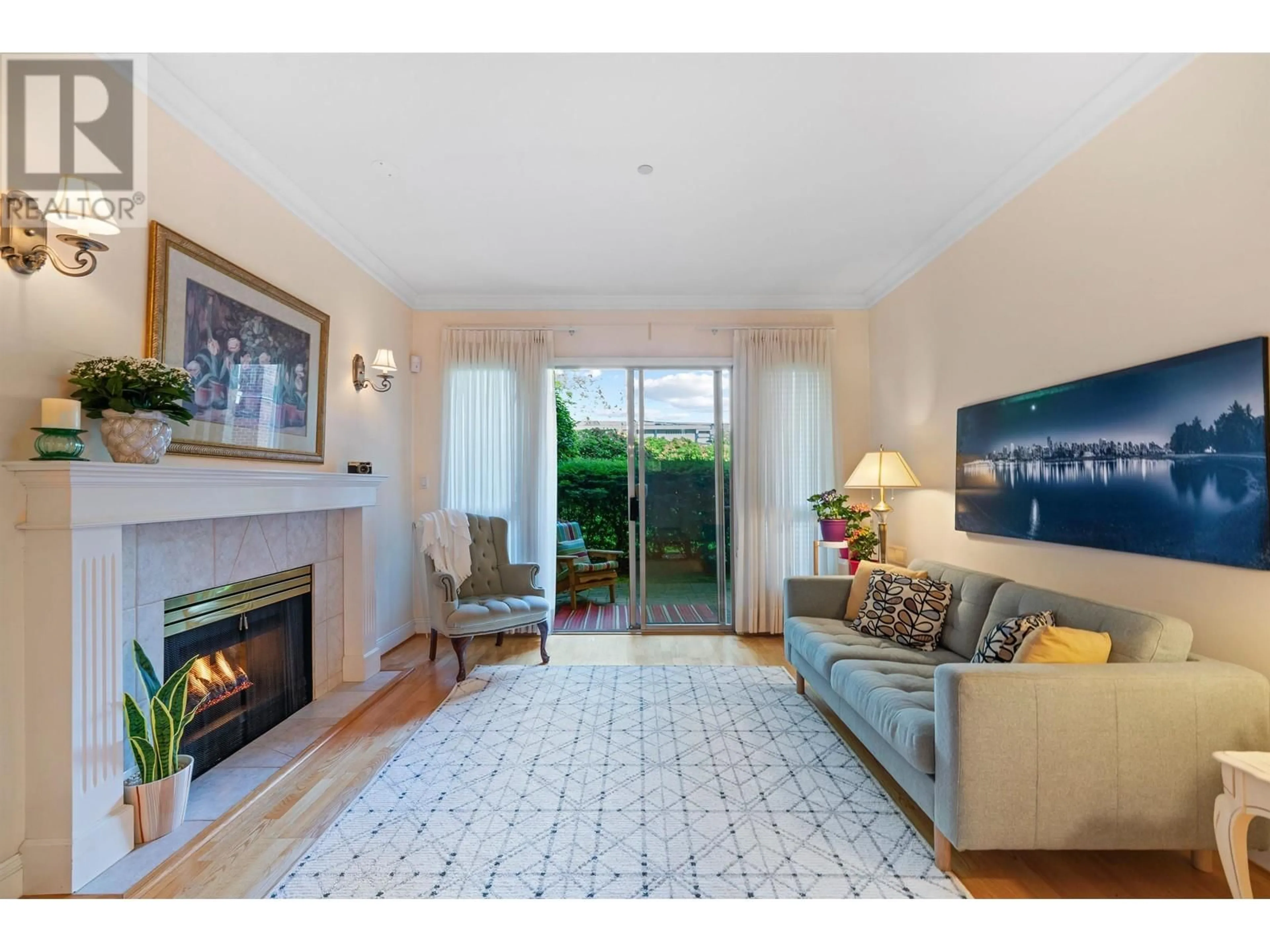 Living room with furniture, unknown for 111 - 843 22ND STREET, West Vancouver British Columbia V7V4C1