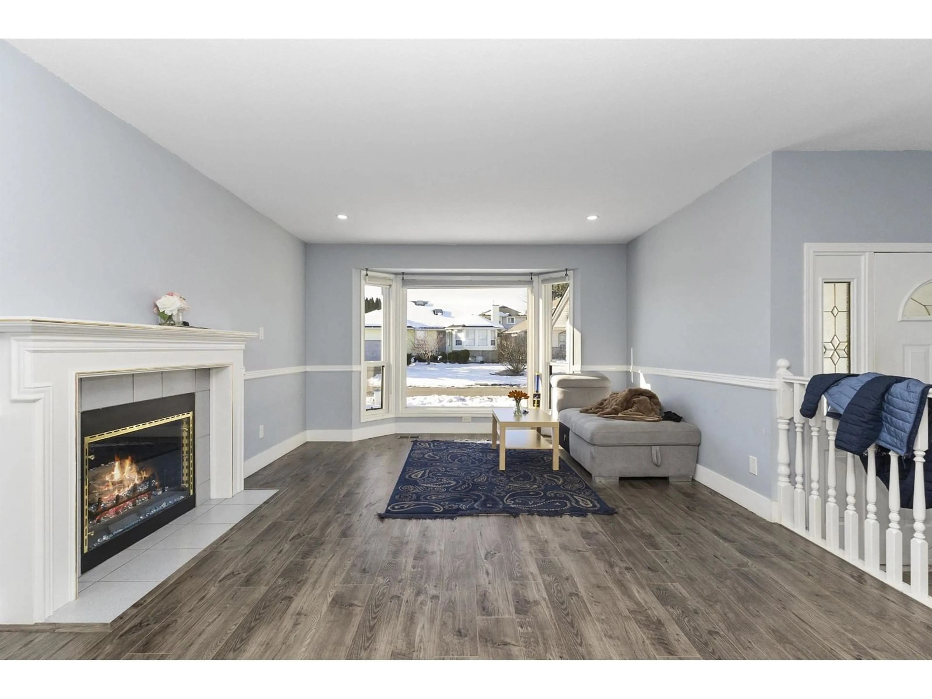 Living room with furniture, wood/laminate floor for 3376 ELKFORD, Abbotsford British Columbia V2T5C5