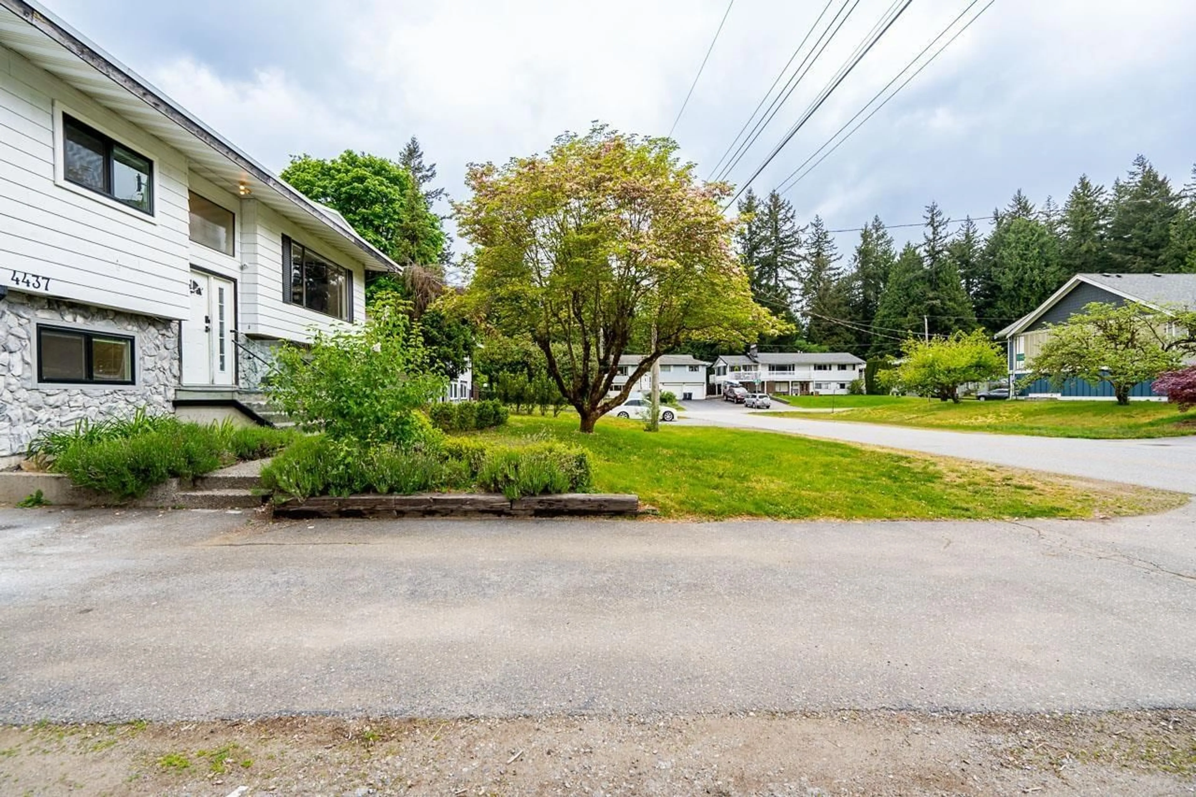 Patio, street for 4437 196A, Langley British Columbia V3A4W1