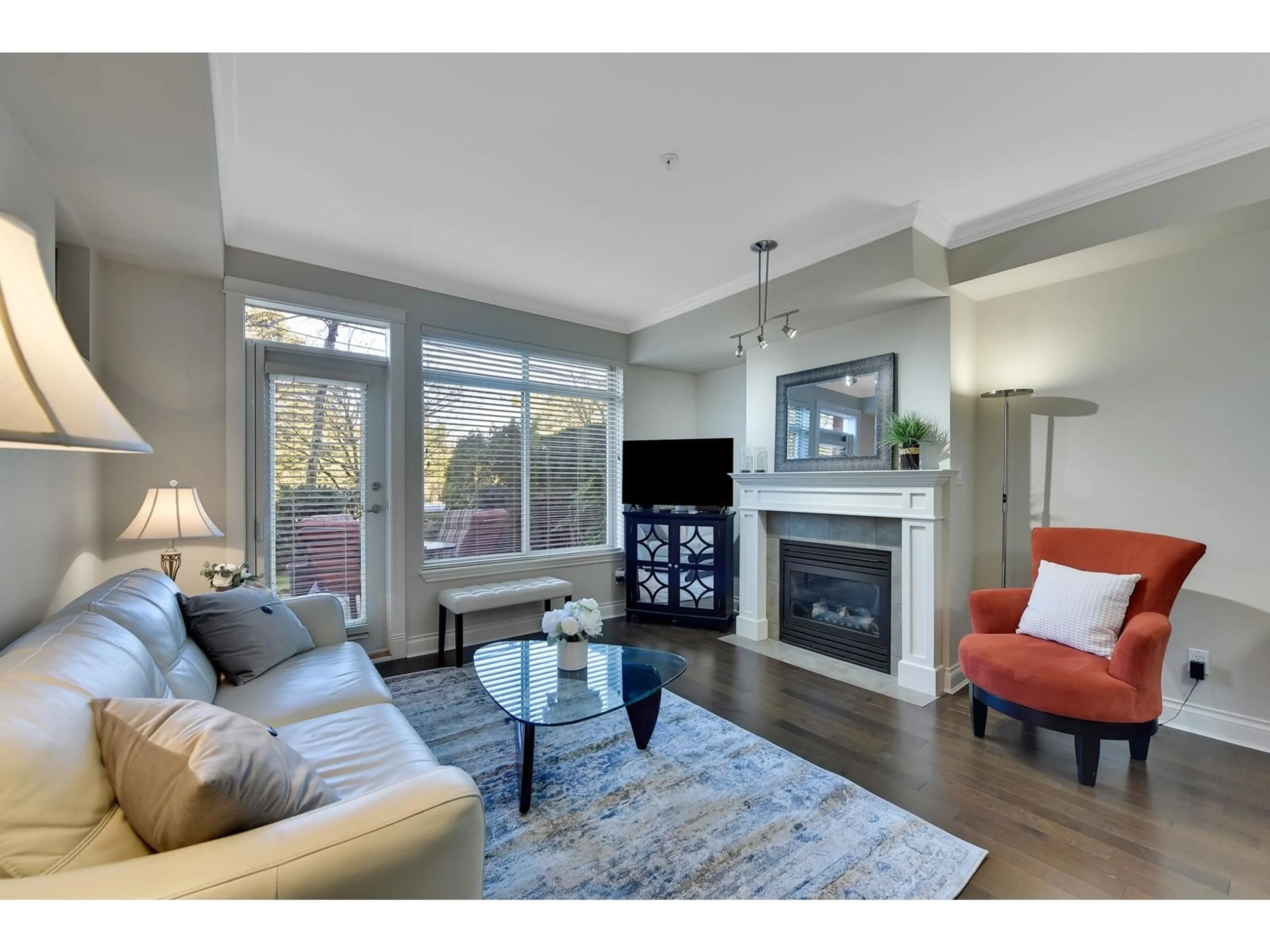 Living room with furniture, wood/laminate floor for 102 - 1787 154, Surrey British Columbia V4A4S1
