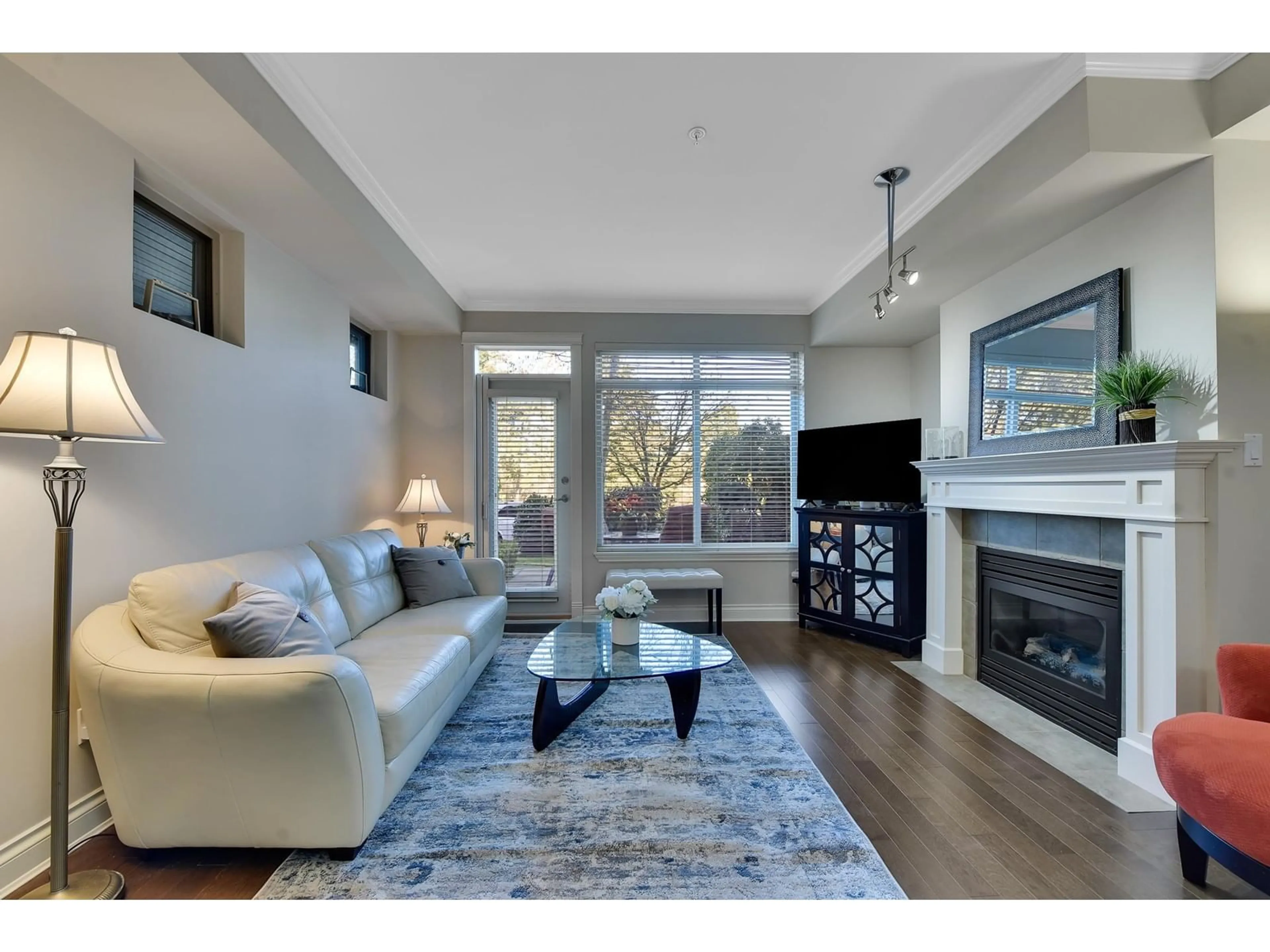 Living room with furniture, wood/laminate floor for 102 - 1787 154, Surrey British Columbia V4A4S1
