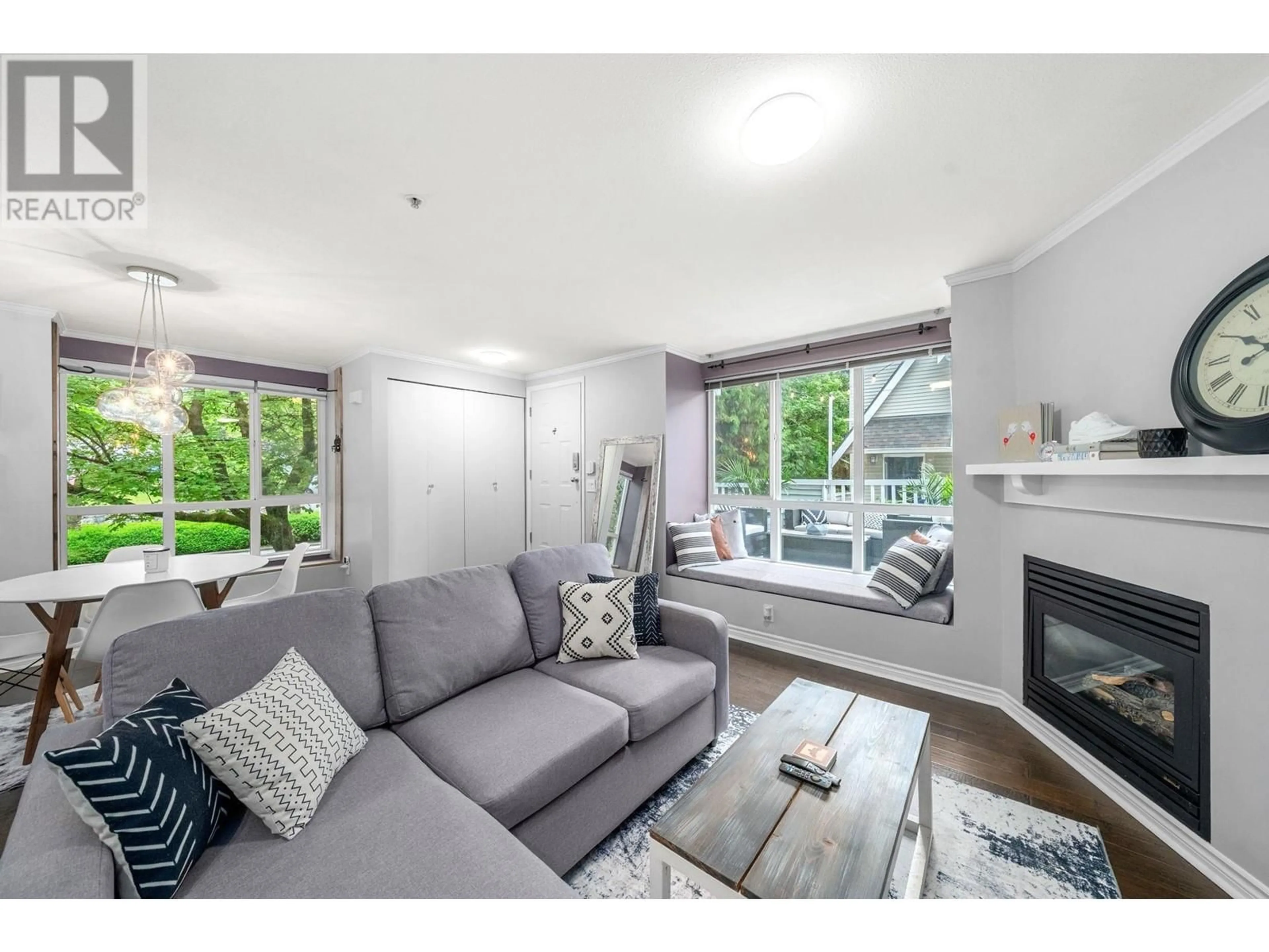 Living room with furniture, wood/laminate floor for 3 - 995 LYNN VALLEY ROAD, North Vancouver British Columbia V7J1Z6