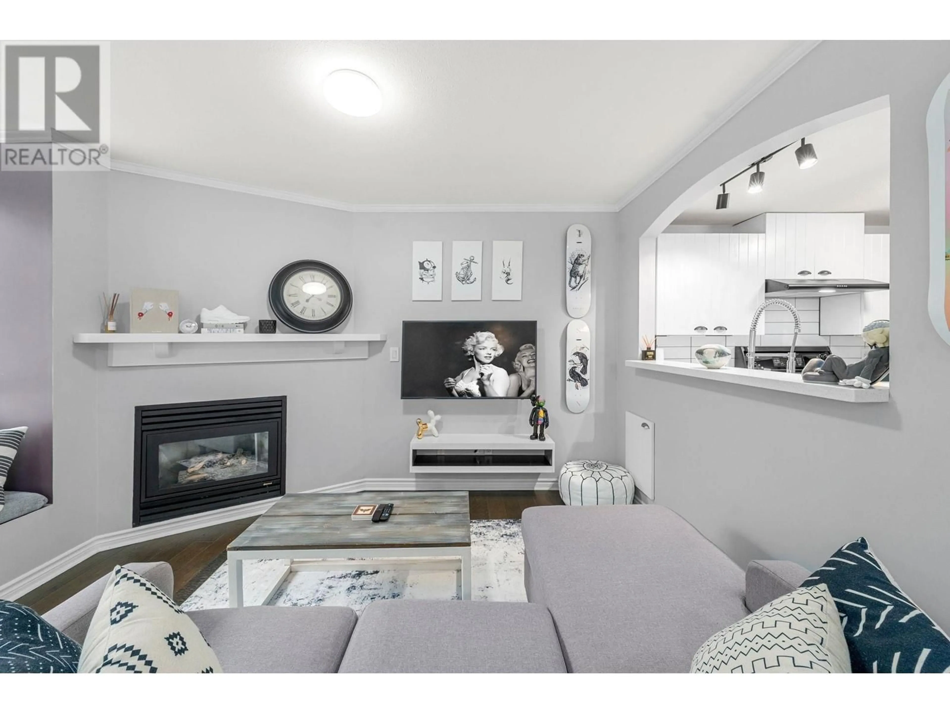 Living room with furniture, wood/laminate floor for 3 - 995 LYNN VALLEY ROAD, North Vancouver British Columbia V7J1Z6