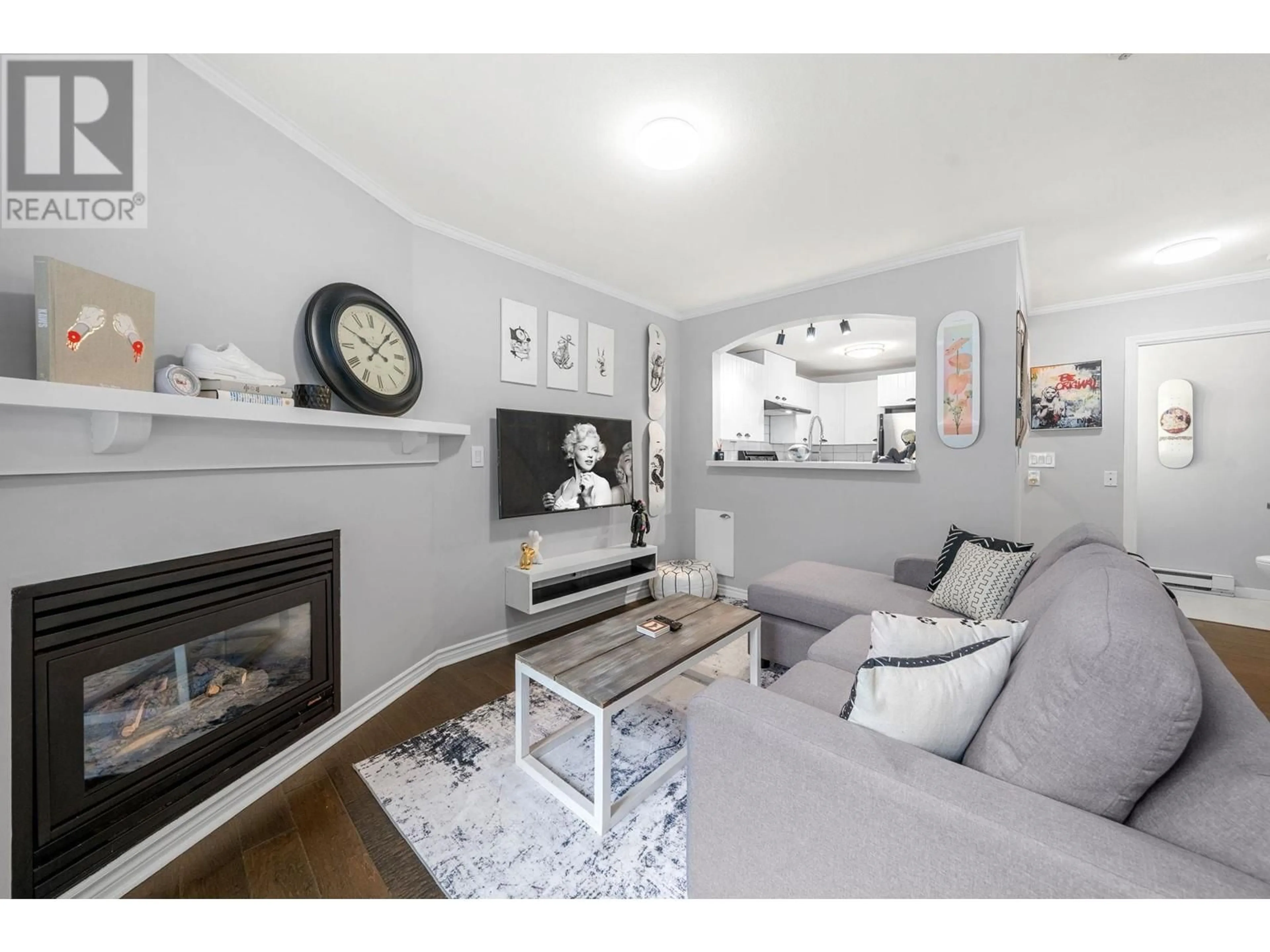 Living room with furniture, wood/laminate floor for 3 - 995 LYNN VALLEY ROAD, North Vancouver British Columbia V7J1Z6