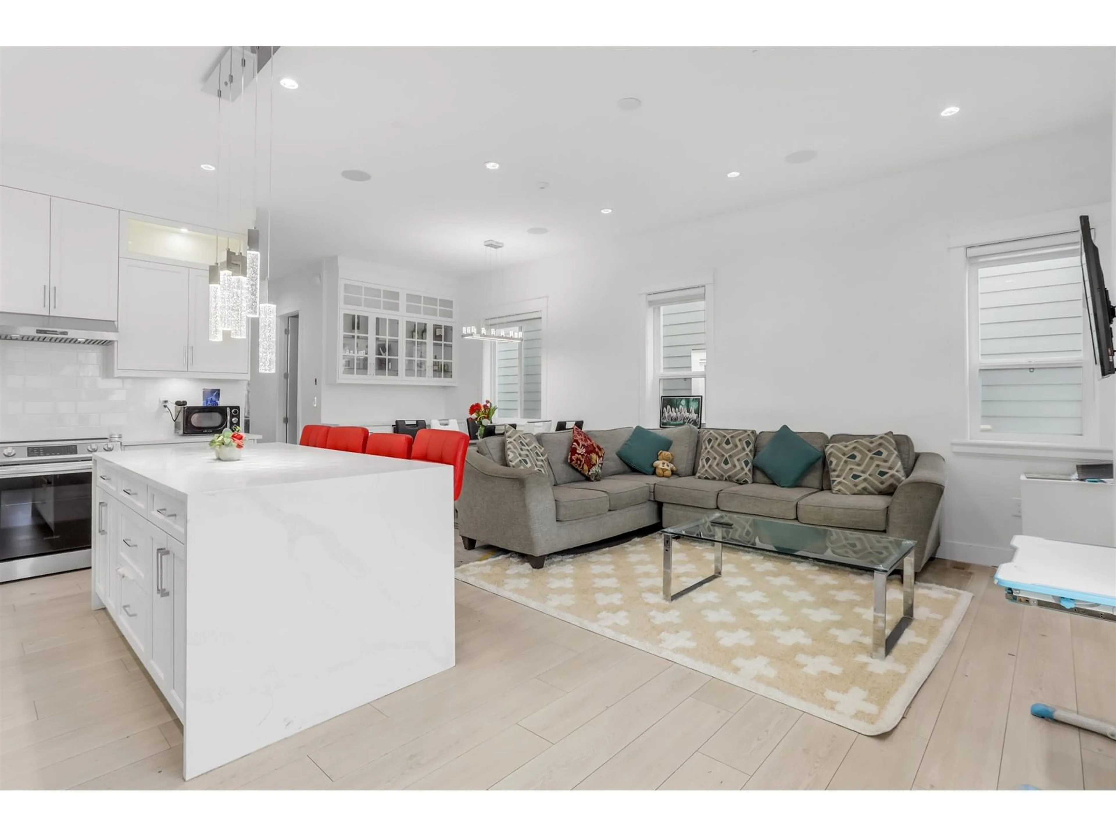 Open concept kitchen, ceramic/tile floor for 9722 160, Surrey British Columbia V4N2J4
