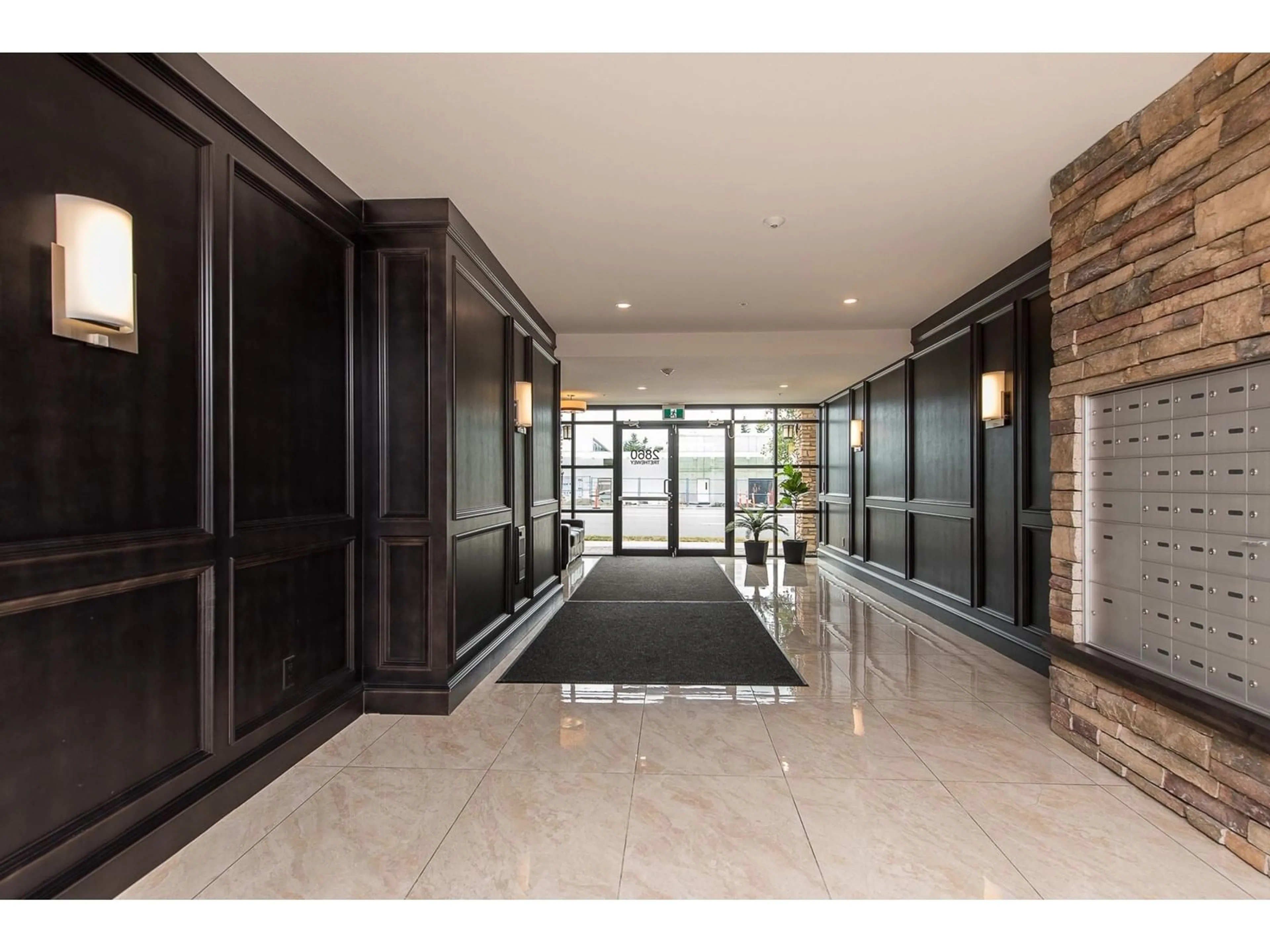 Indoor foyer for 129 - 2860 TRETHEWEY, Abbotsford British Columbia V2T0G5