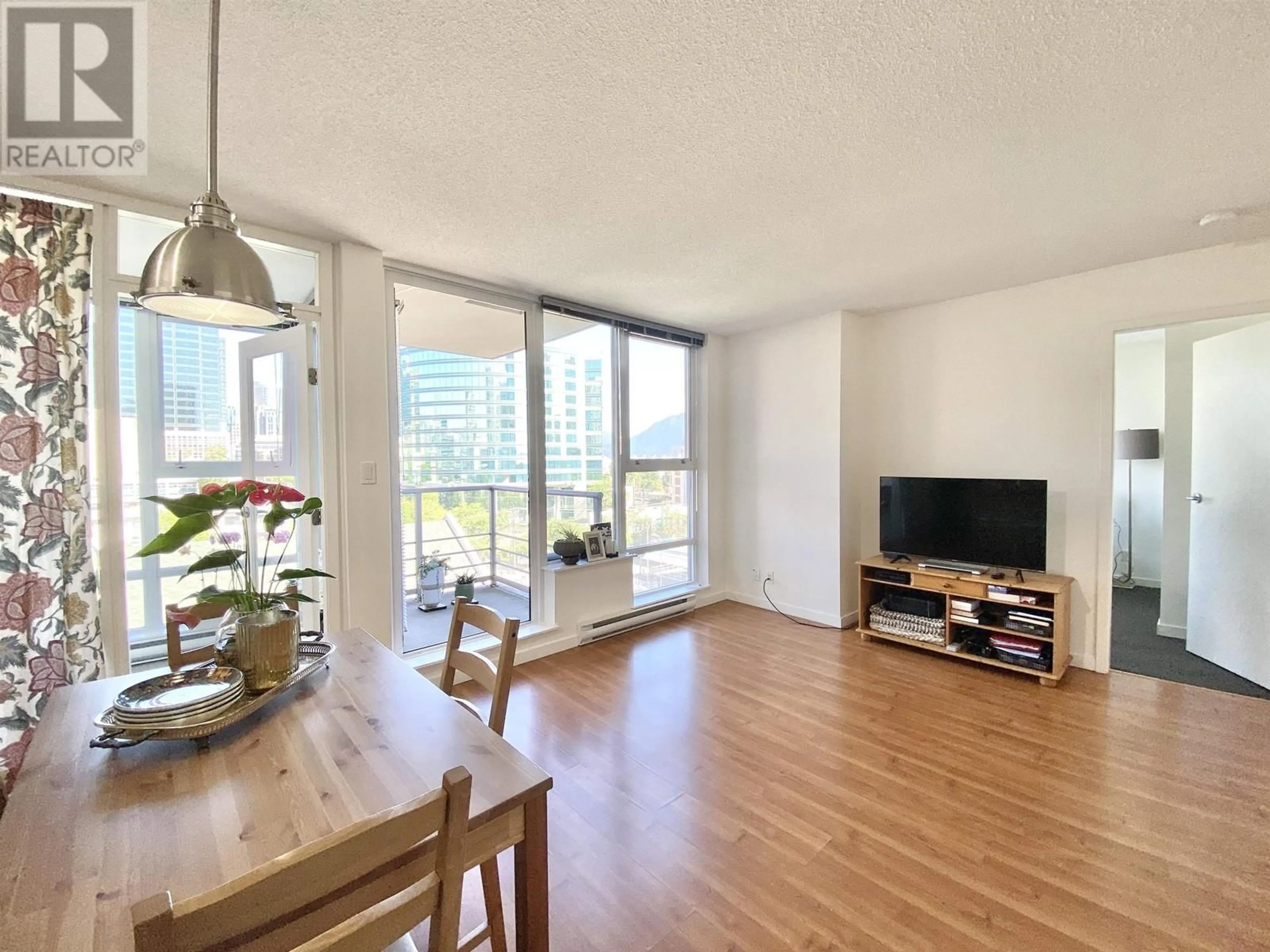 Living room with furniture, wood/laminate floor for 905 - 602 CITADEL PARADE, Vancouver British Columbia V6B1X2