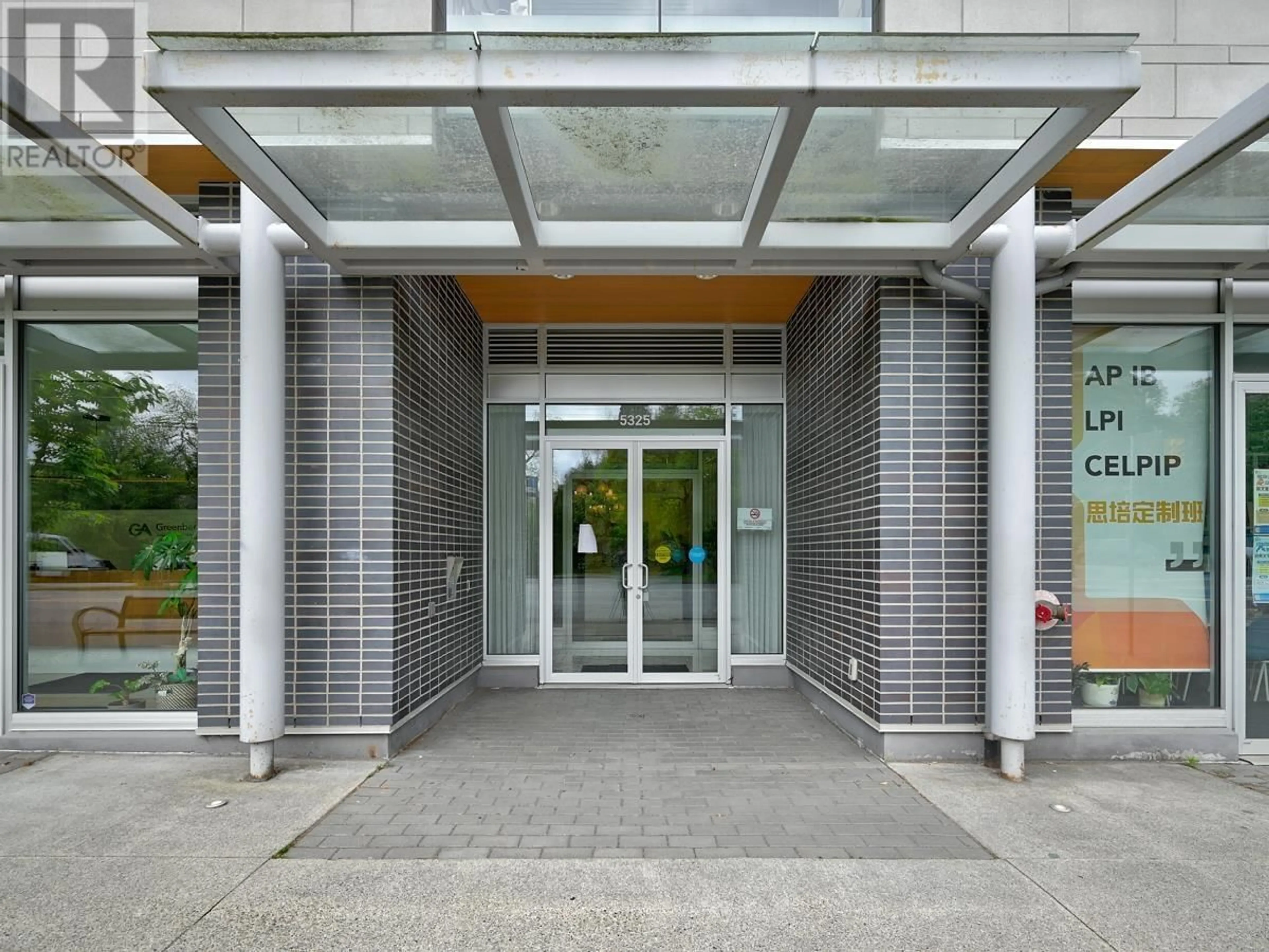 Indoor foyer for 310 - 5325 WEST BOULEVARD, Vancouver British Columbia V6M3W4