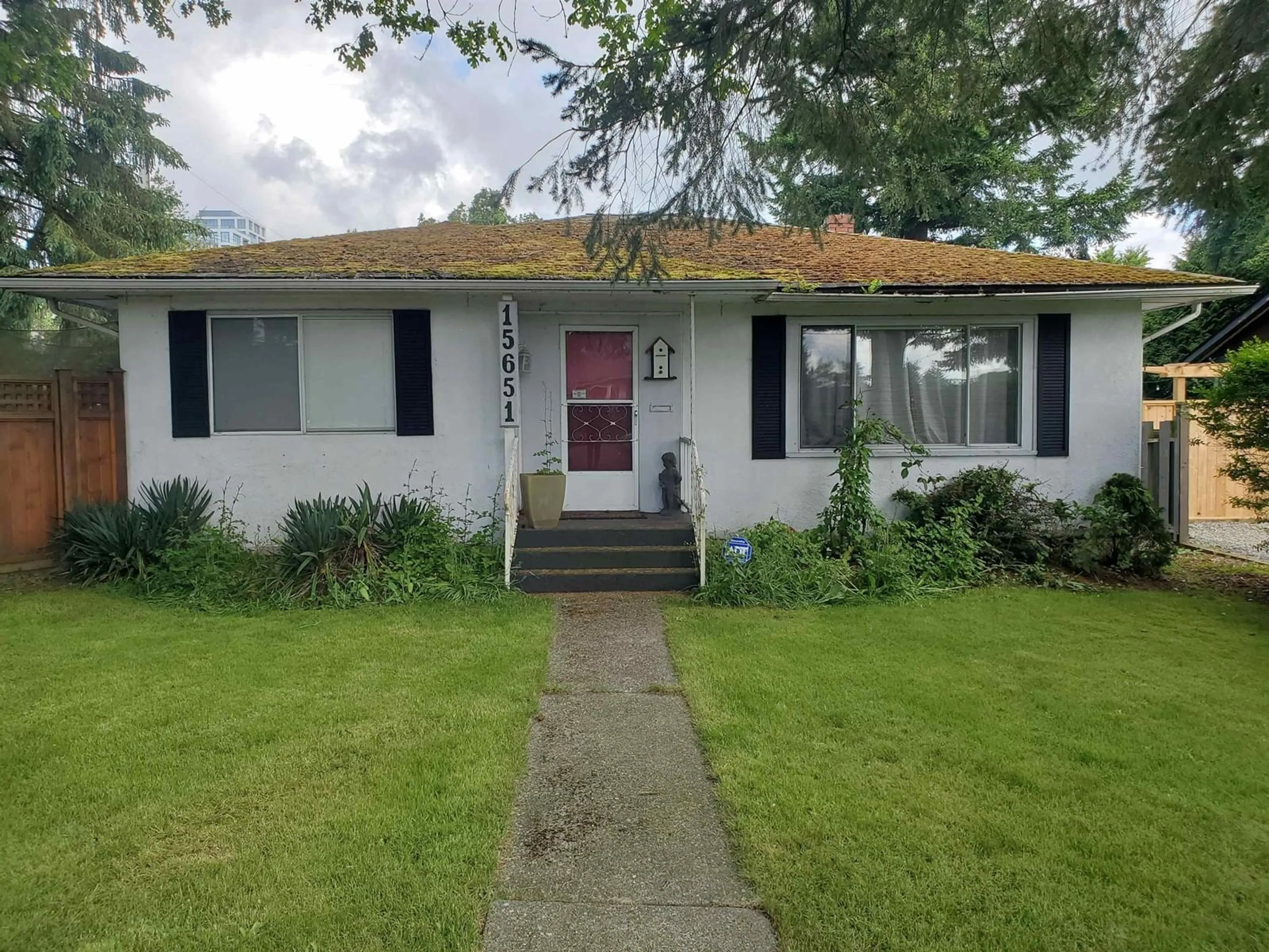Home with vinyl exterior material, street for 15651 THRIFT, White Rock British Columbia V4B2M3