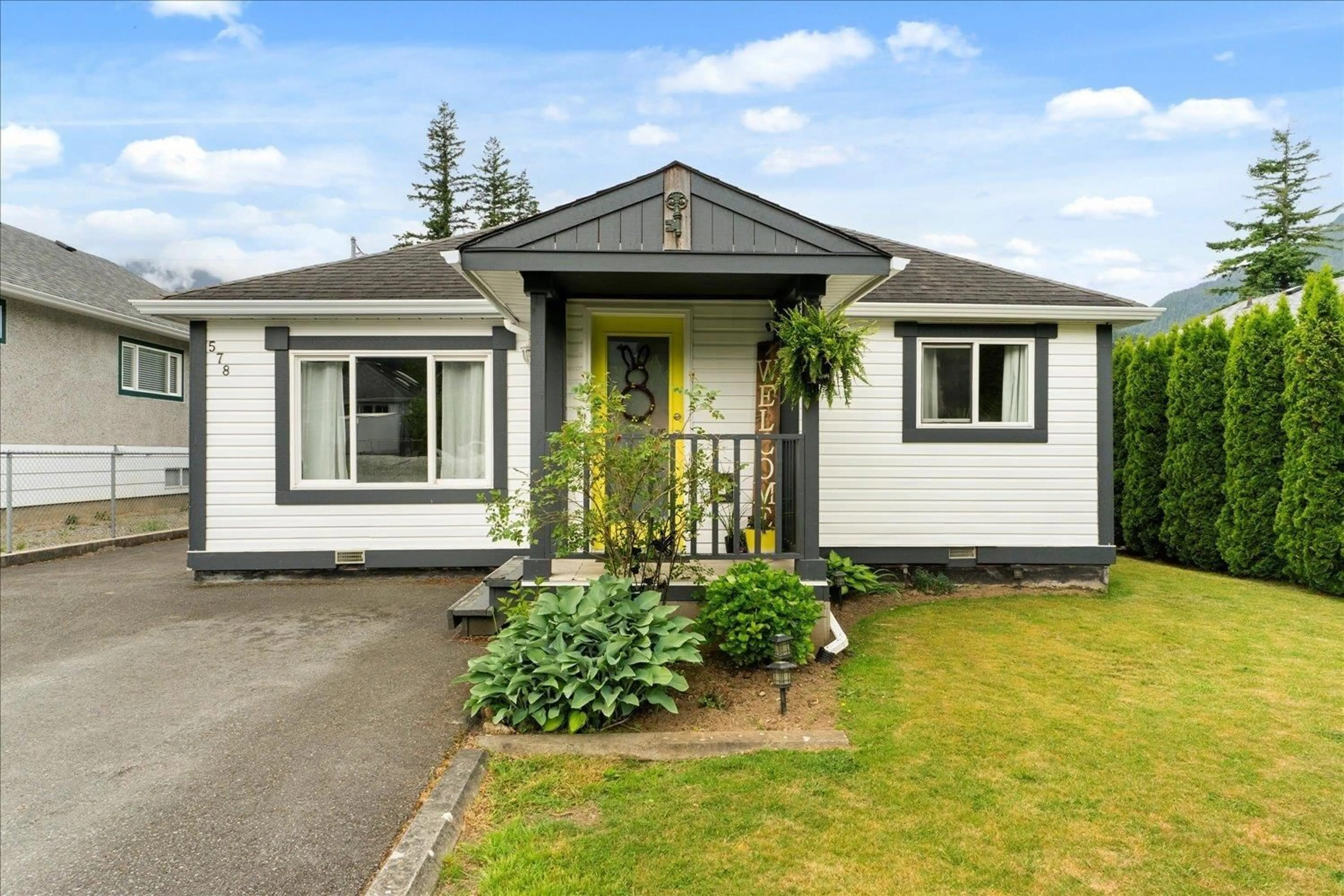Home with vinyl exterior material, street for 578 HEMLOCK AVENUE, Hope British Columbia V0X1L0