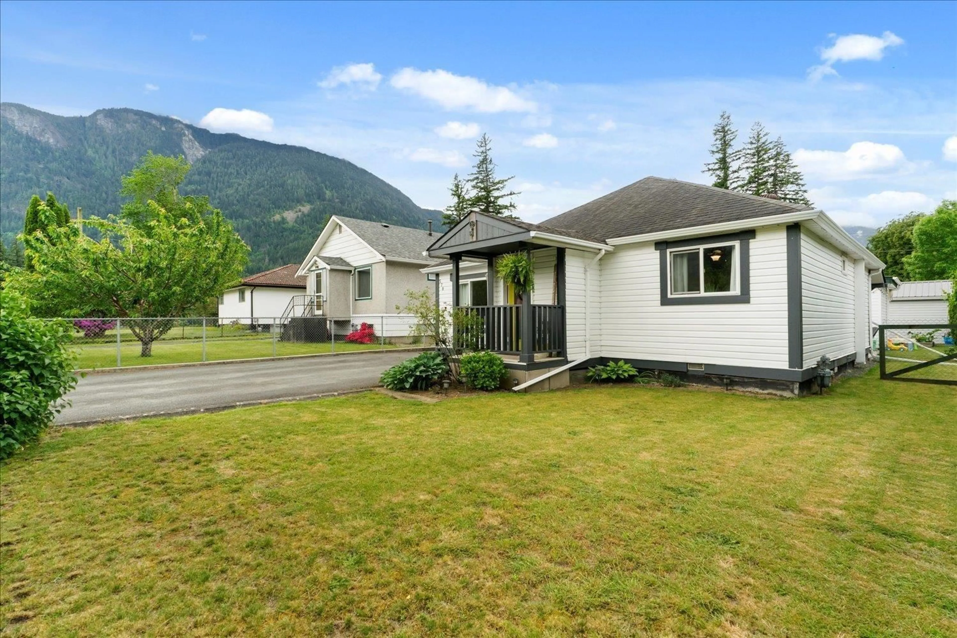 A pic from outside/outdoor area/front of a property/back of a property/a pic from drone, mountain view for 578 HEMLOCK AVENUE, Hope British Columbia V0X1L0