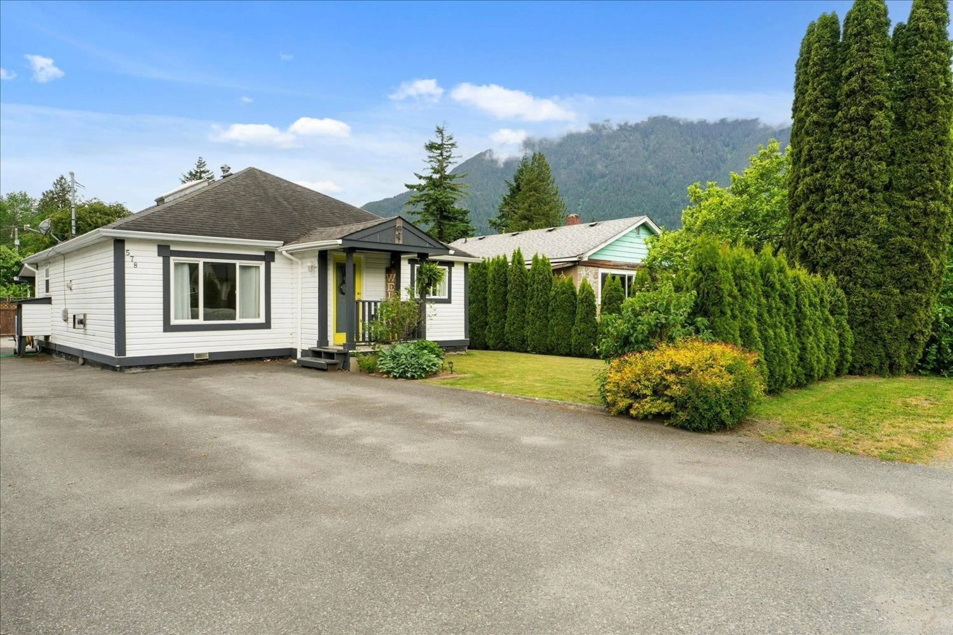 A pic from outside/outdoor area/front of a property/back of a property/a pic from drone, mountain view for 578 HEMLOCK AVENUE, Hope British Columbia V0X1L0