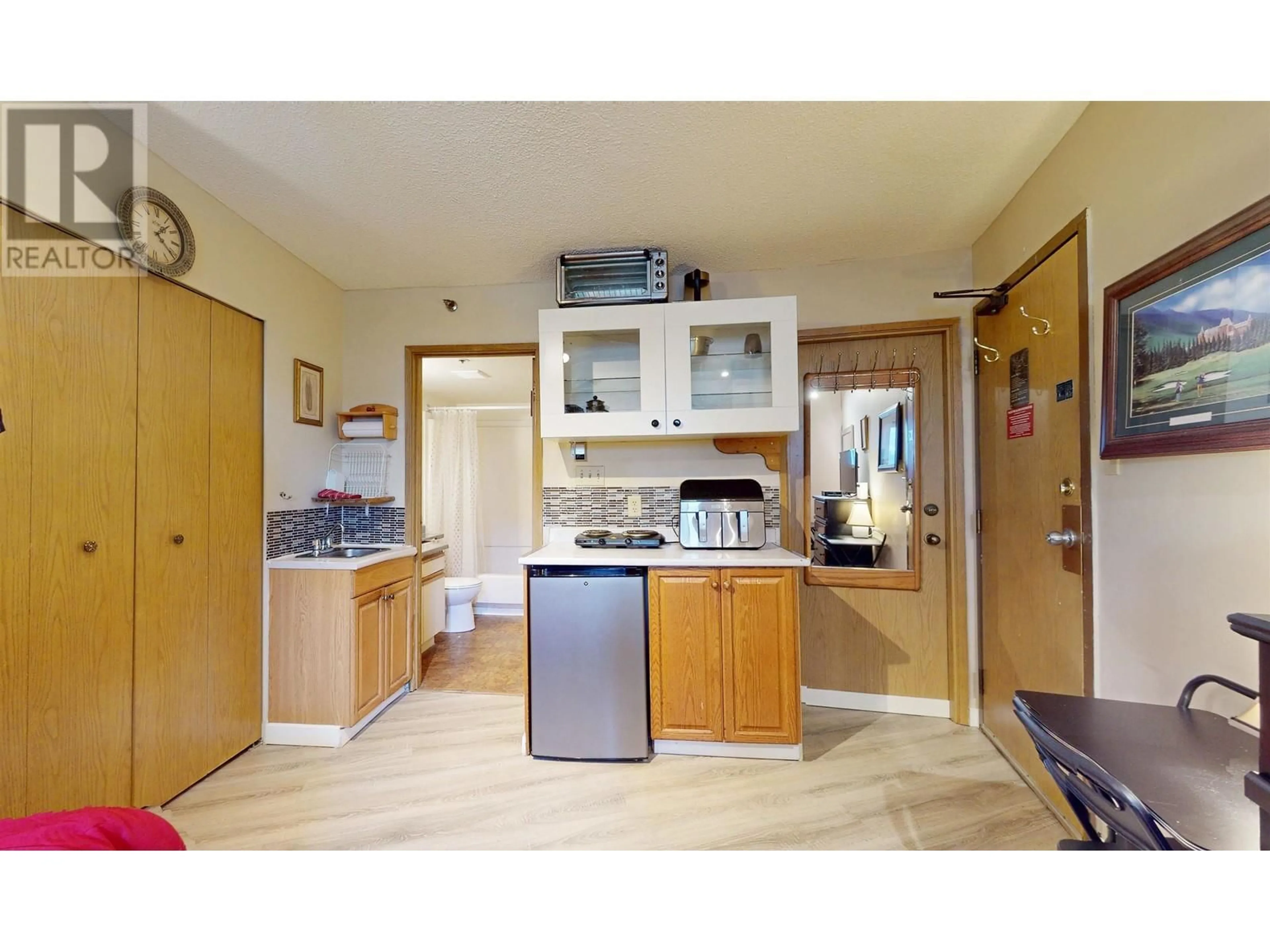 Standard kitchen, ceramic/tile floor for 304 - 2111 WHISTLER ROAD, Whistler British Columbia V8E0A6