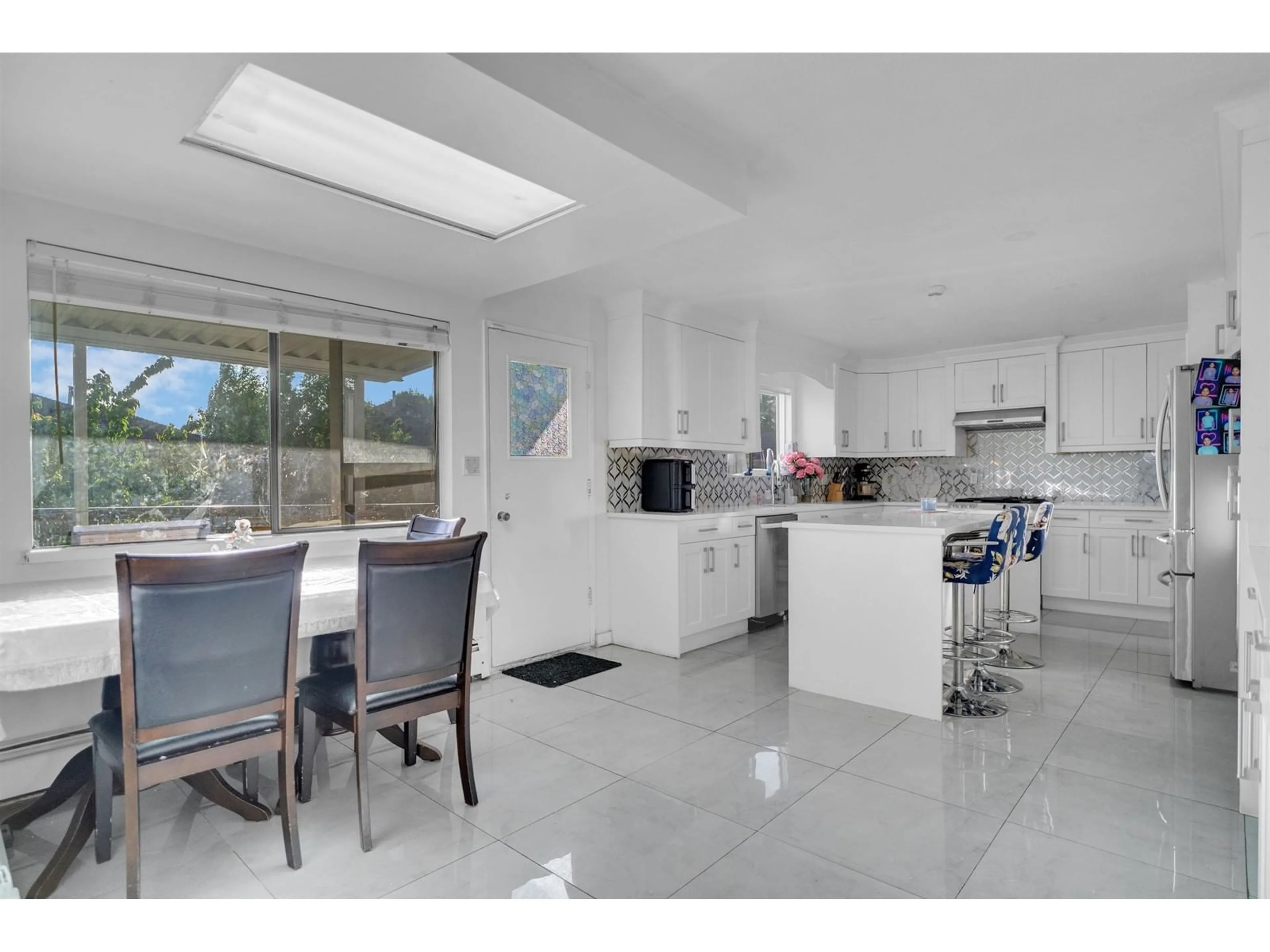 Open concept kitchen, ceramic/tile floor for 8591 150, Surrey British Columbia V3S5A3