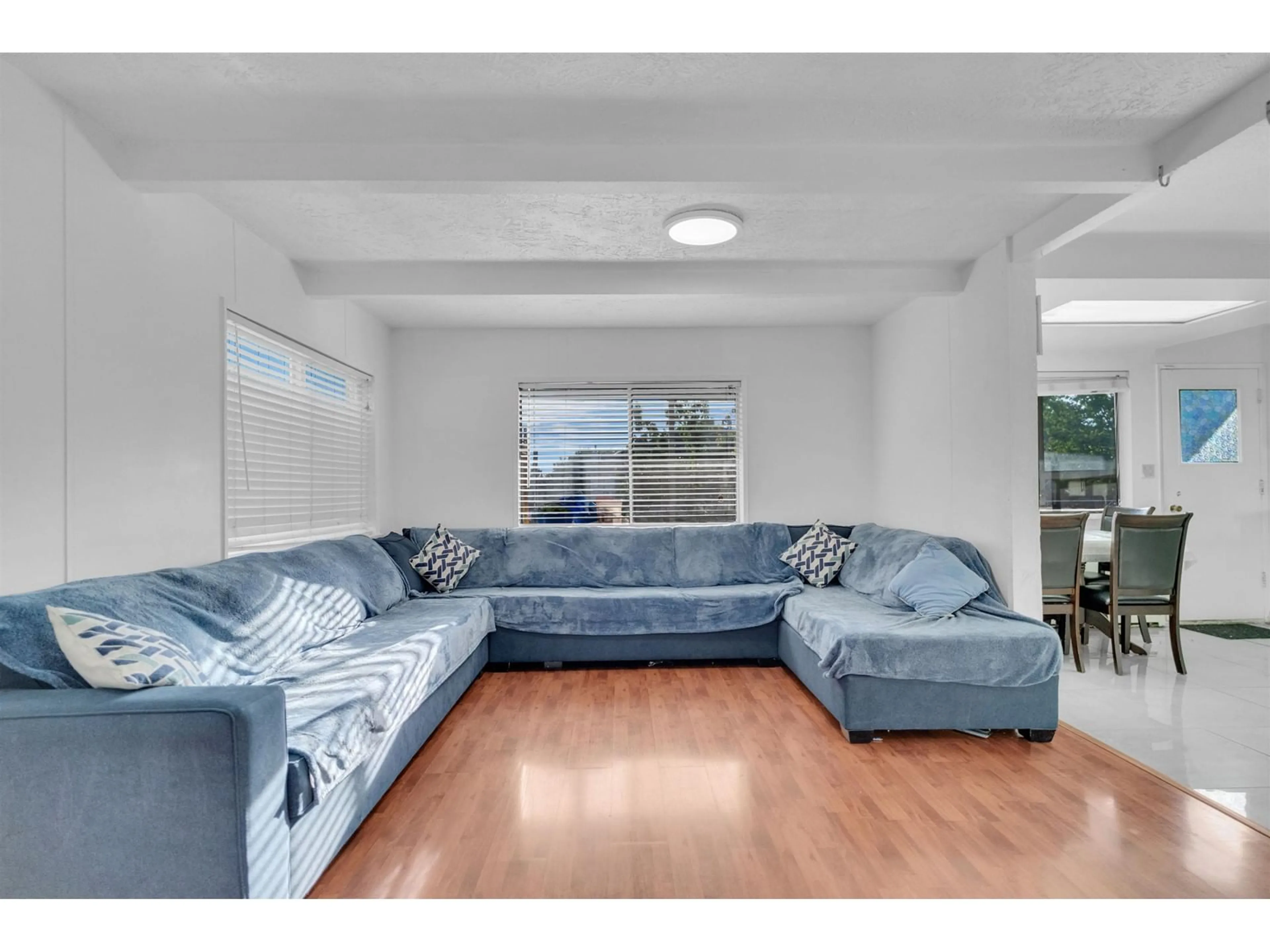 Living room with furniture, unknown for 8591 150, Surrey British Columbia V3S5A3