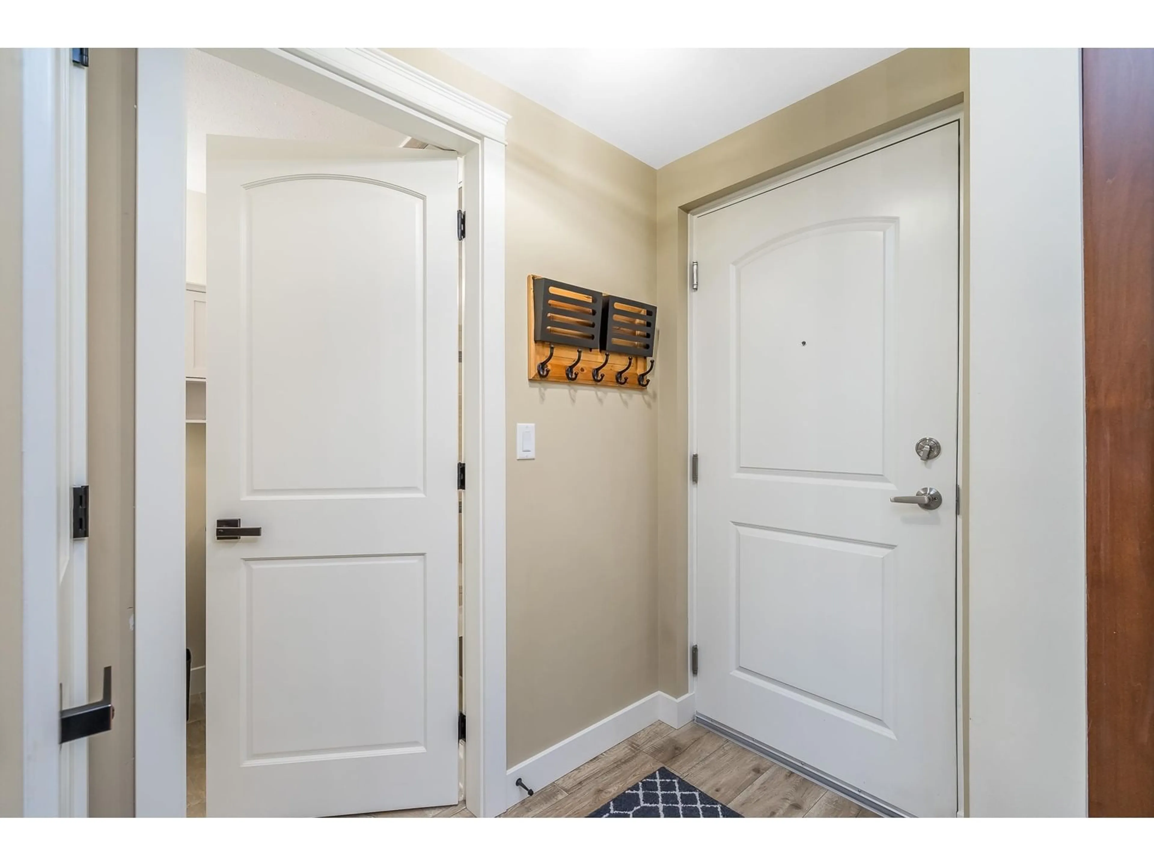 Indoor entryway for 112 - 2860 TRETHEWEY, Abbotsford British Columbia V2T0G5