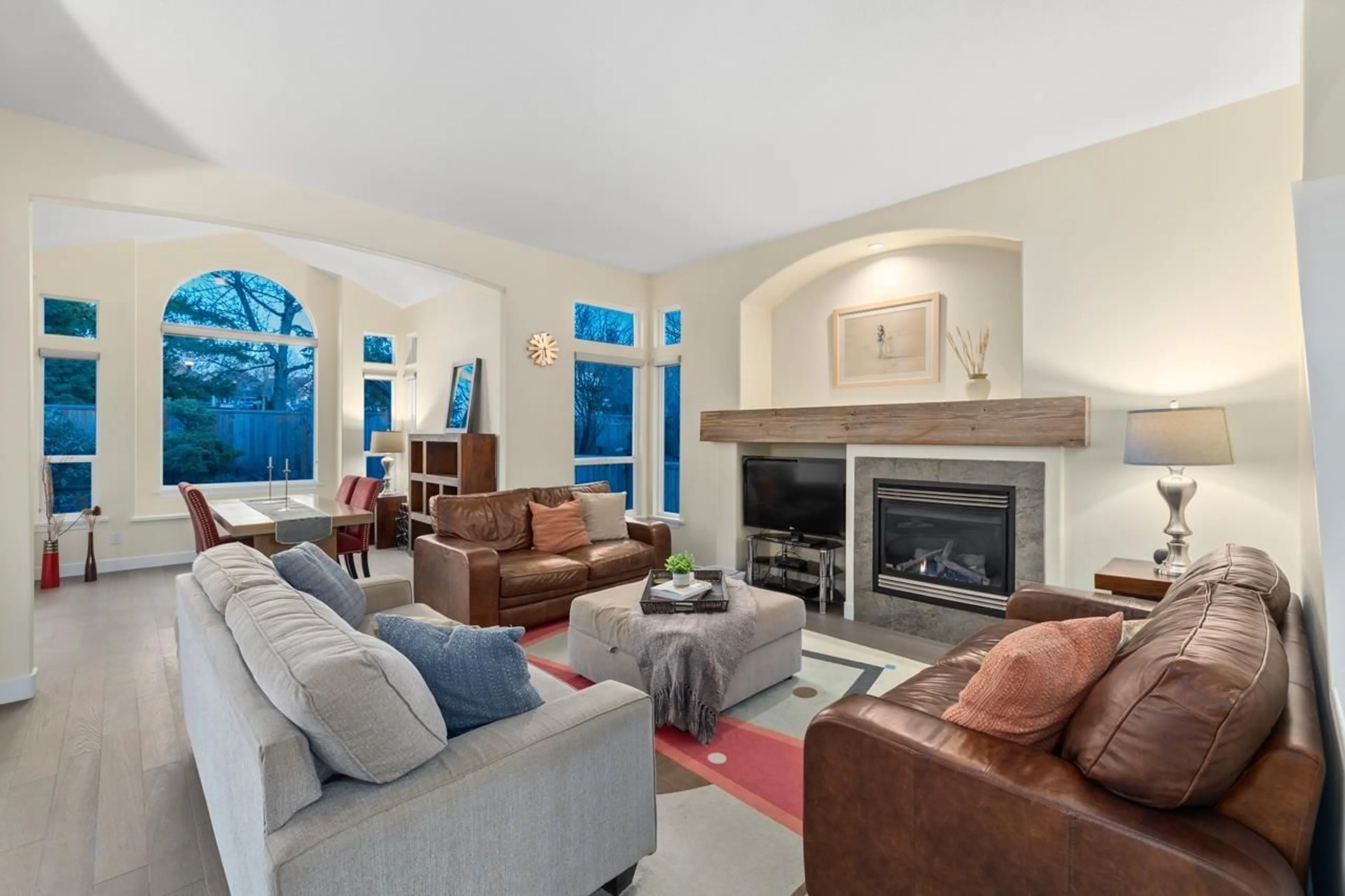 Living room with furniture, unknown for 3466 ROSEMARY HEIGHTS, Surrey British Columbia V3Z0M4