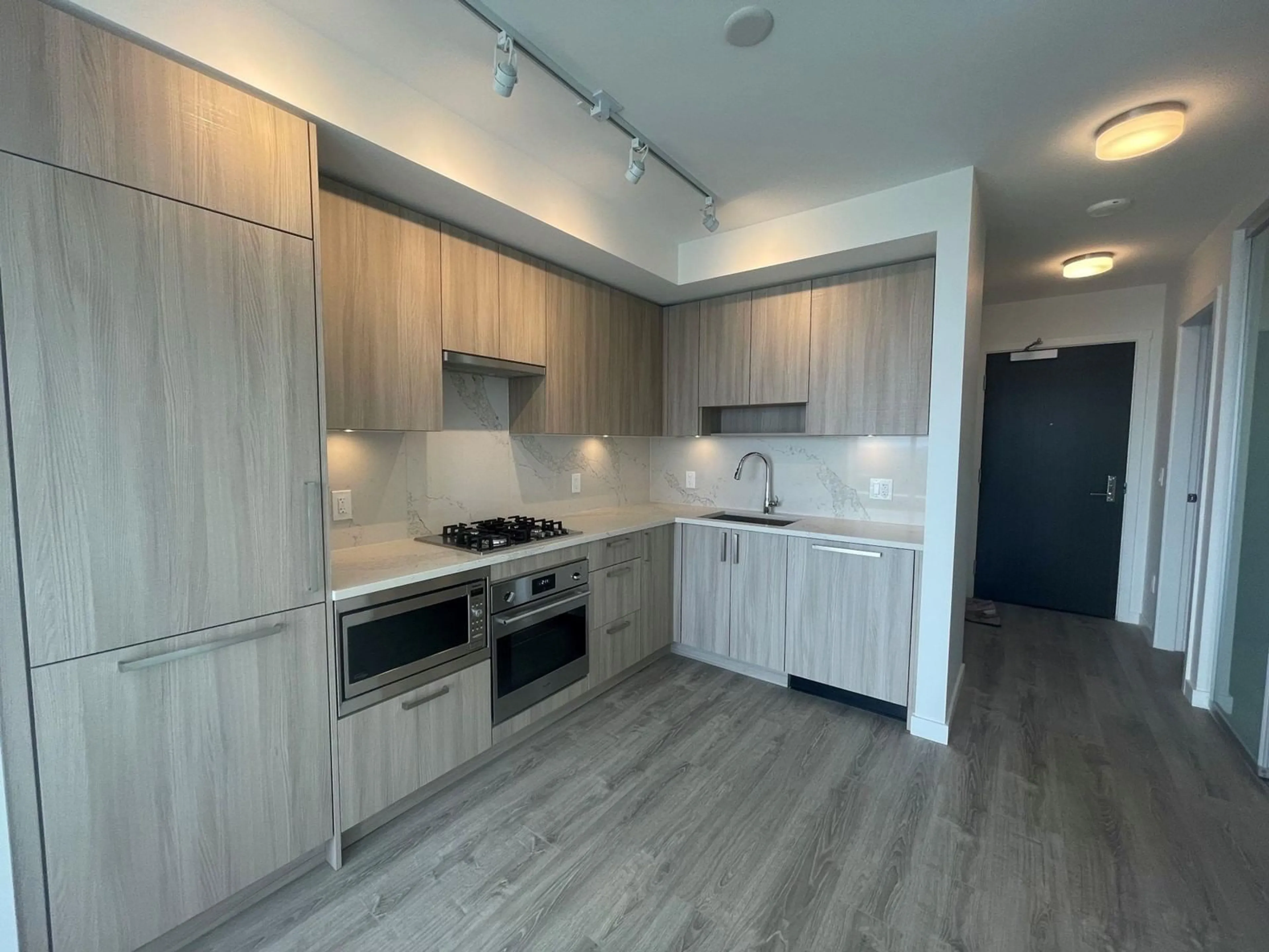 Open concept kitchen, wood/laminate floor for 3510 - 13350 CENTRAL, Surrey British Columbia V3T0S1