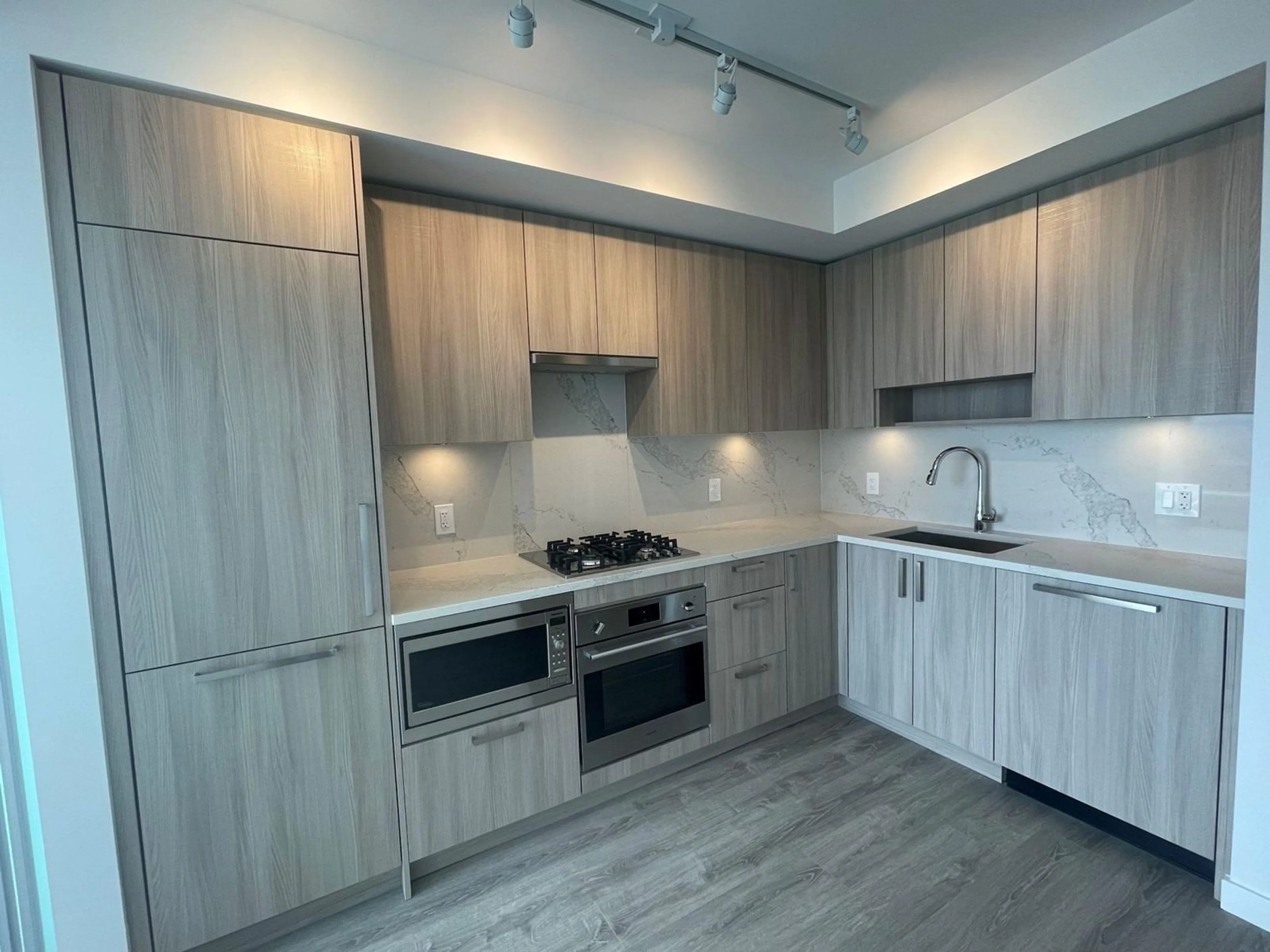 Standard kitchen, wood/laminate floor for 3510 - 13350 CENTRAL, Surrey British Columbia V3T0S1