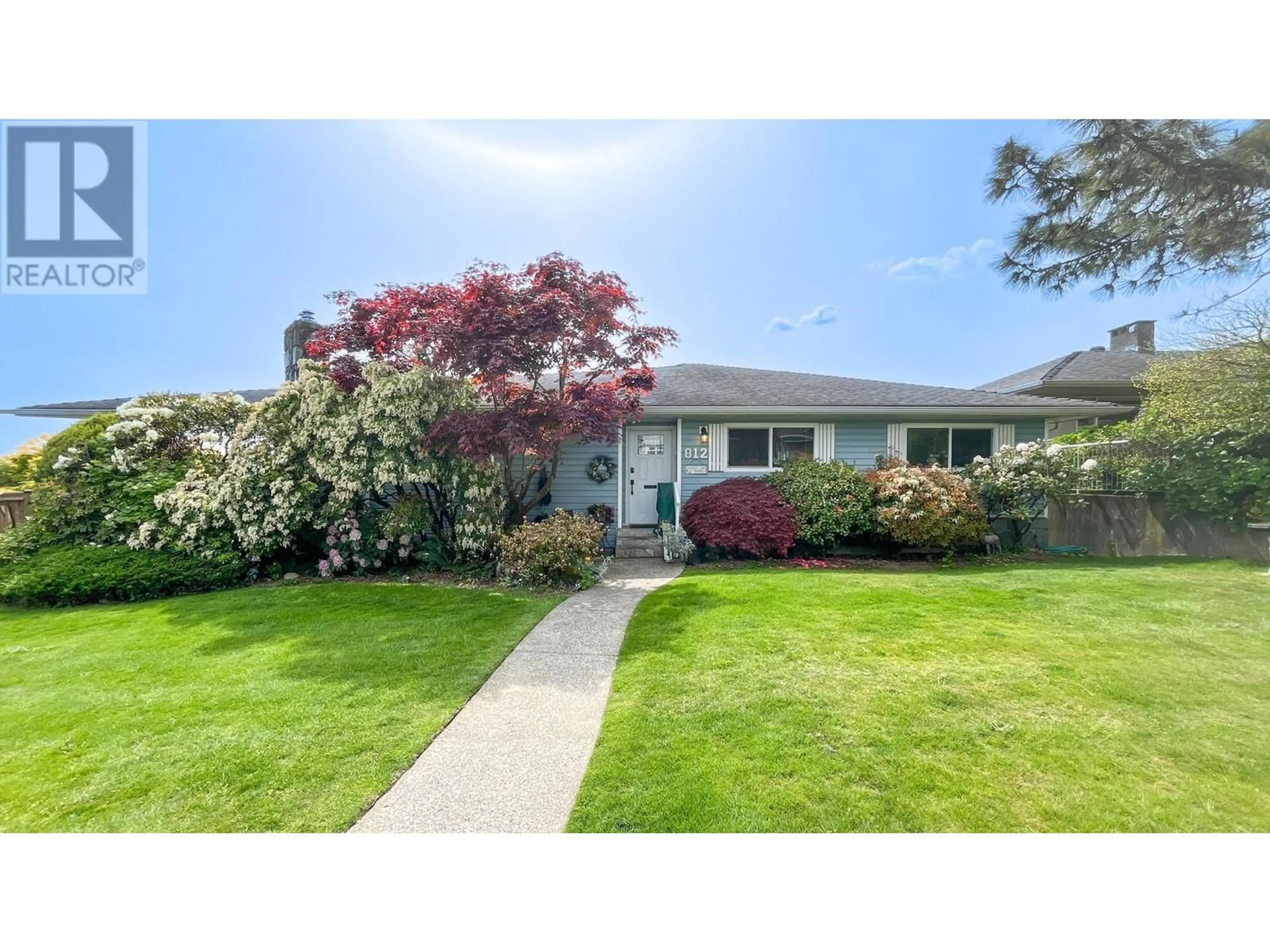 Home with vinyl exterior material, street for 812 YORK STREET, New Westminster British Columbia V3L4S4