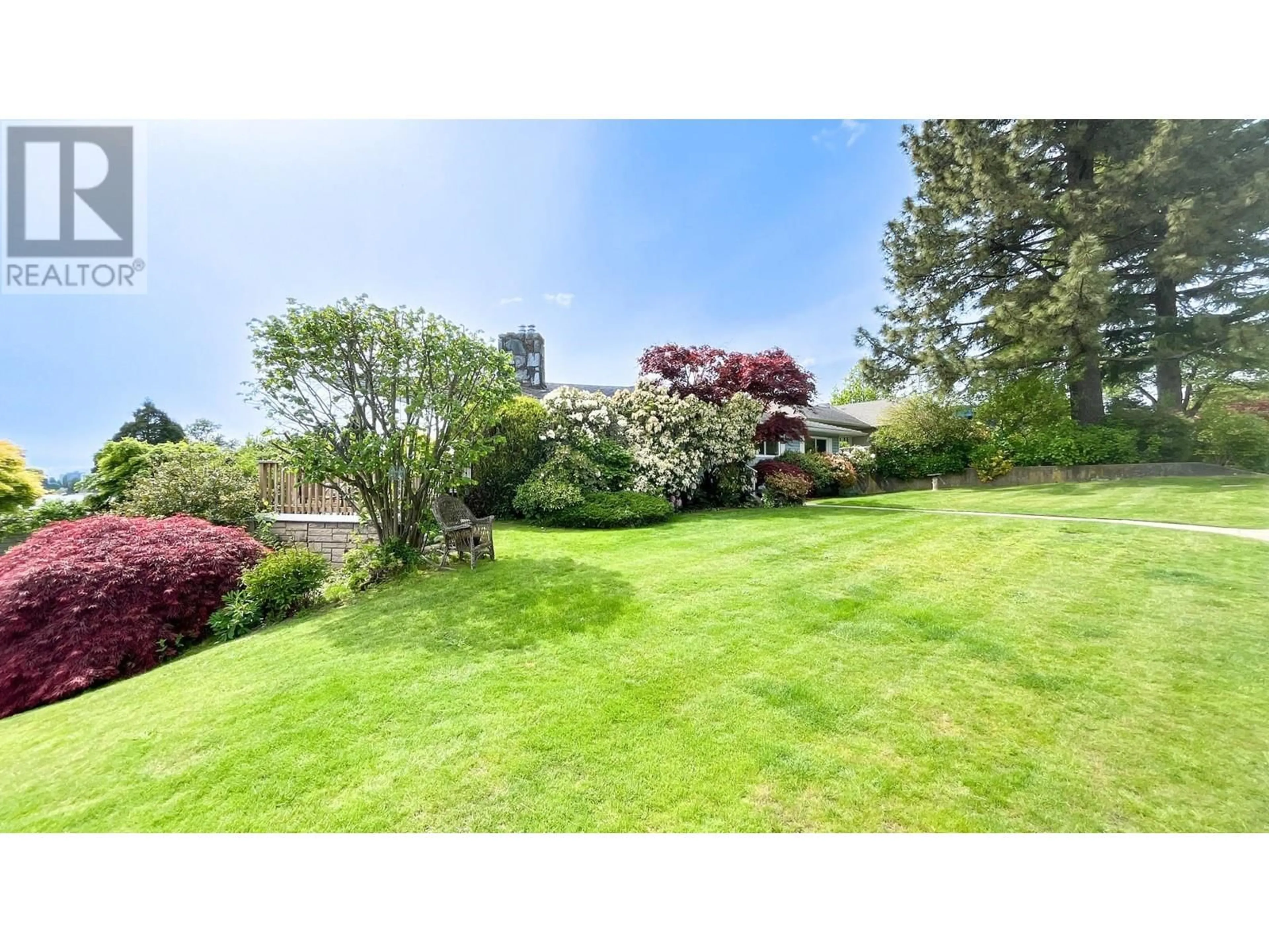 A pic from outside/outdoor area/front of a property/back of a property/a pic from drone, water/lake/river/ocean view for 812 YORK STREET, New Westminster British Columbia V3L4S4