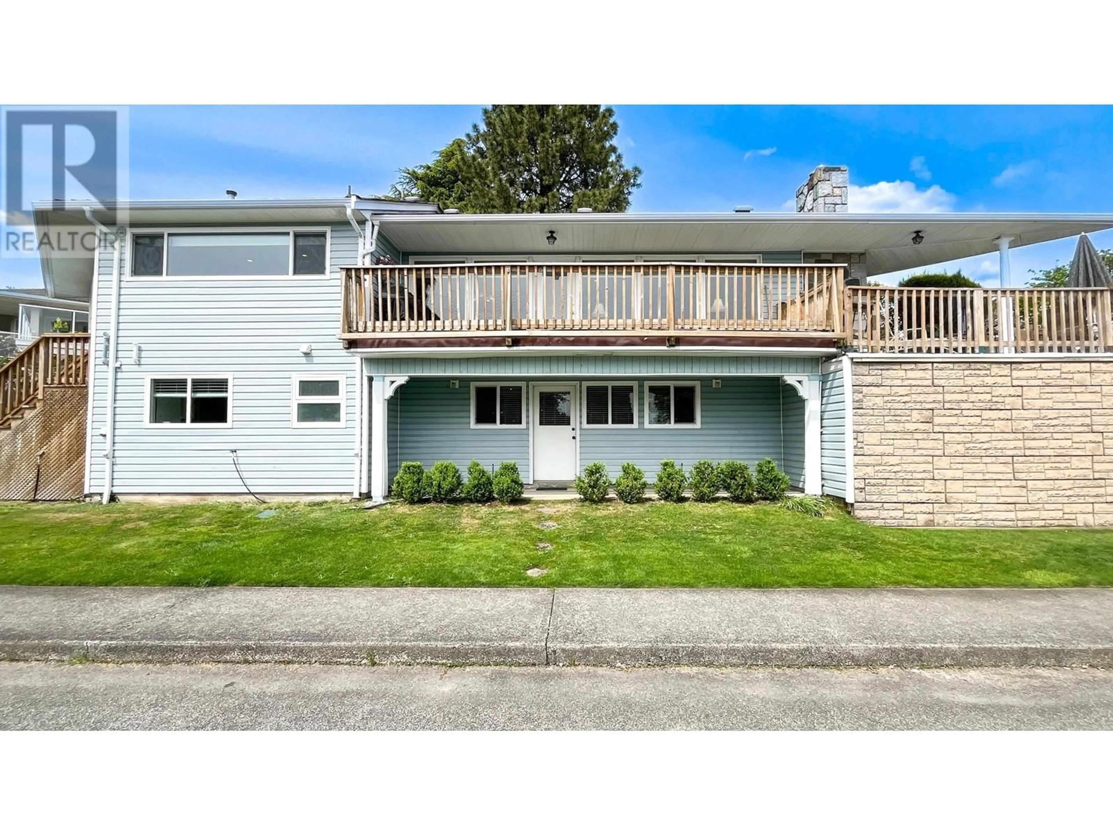Home with vinyl exterior material, unknown for 812 YORK STREET, New Westminster British Columbia V3L4S4