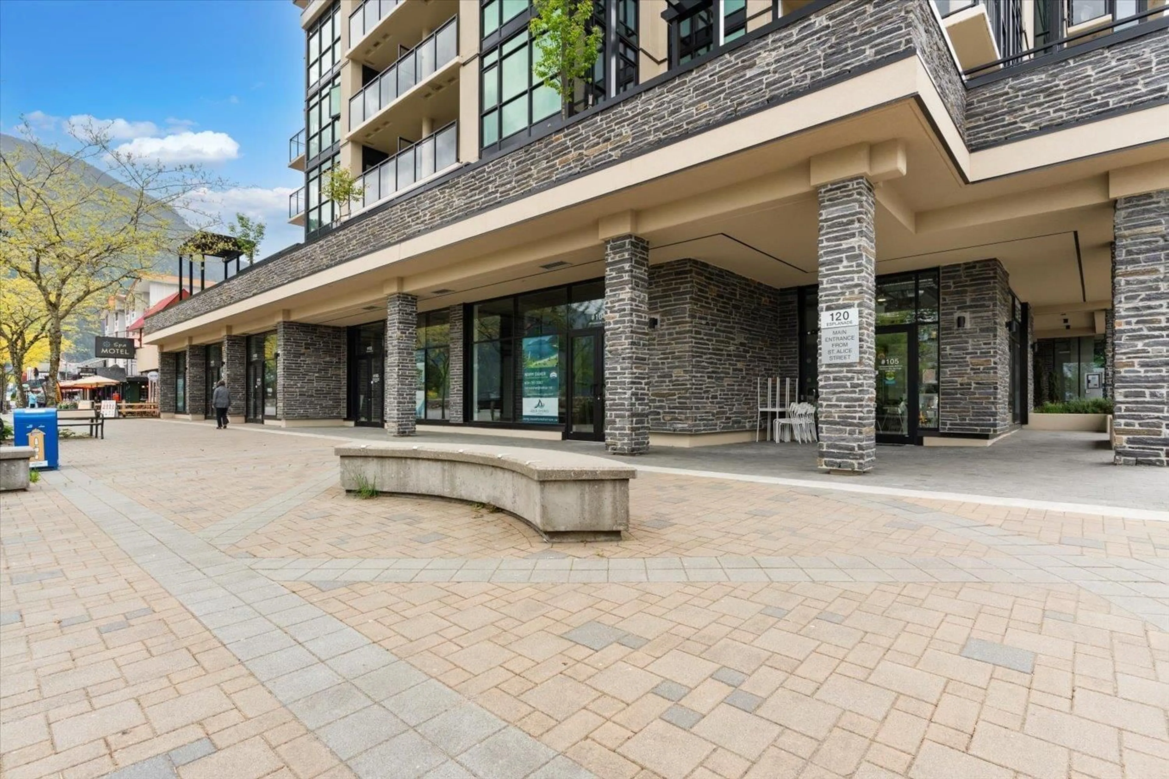Patio, building for 502 - 120 ESPLANADE AVENUE, Harrison Hot Springs British Columbia V0M1K0